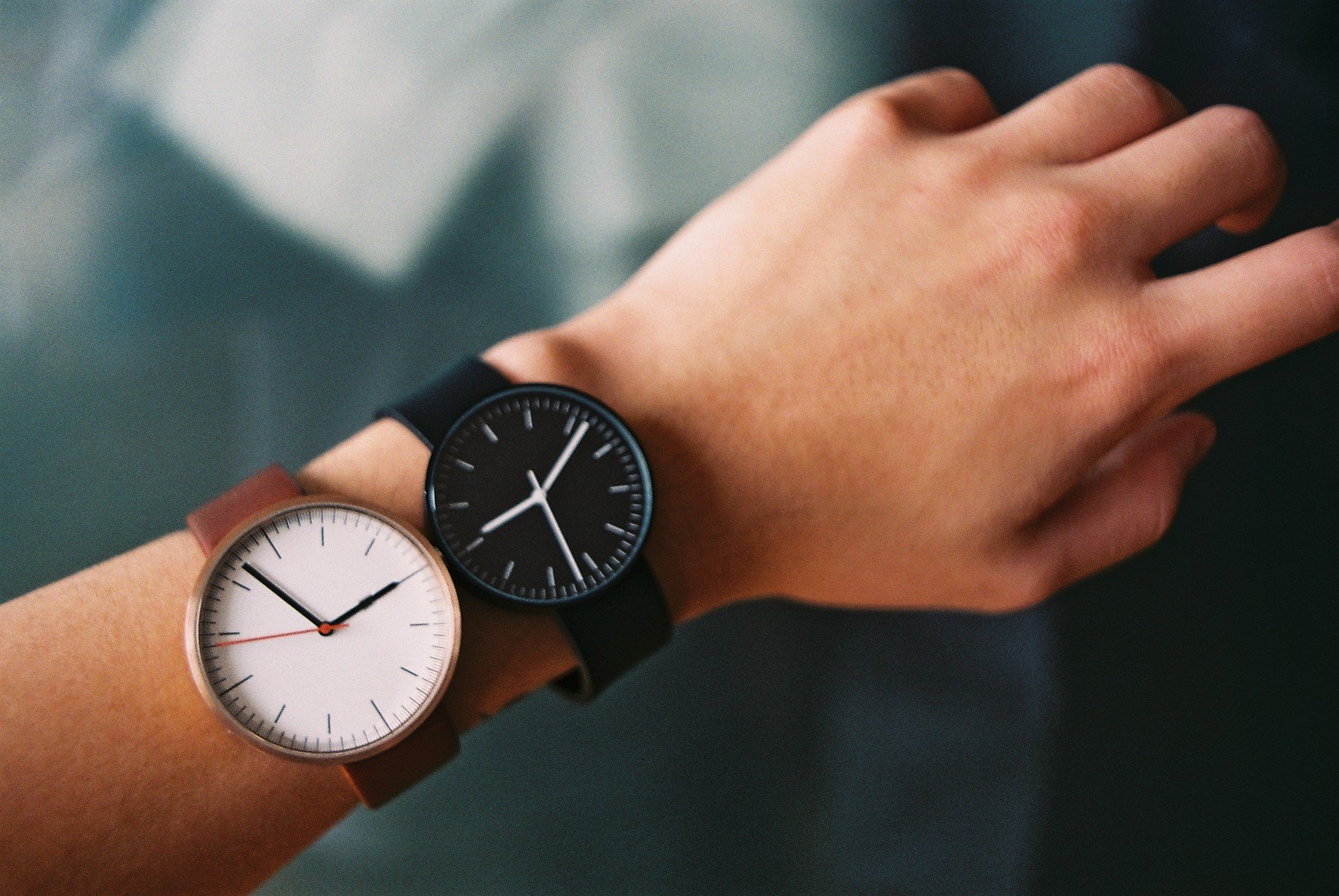 Часы кинуть. Рука с часами. Современные часы на руку мужские. Наручные часы Эстетика. Человек с часами.