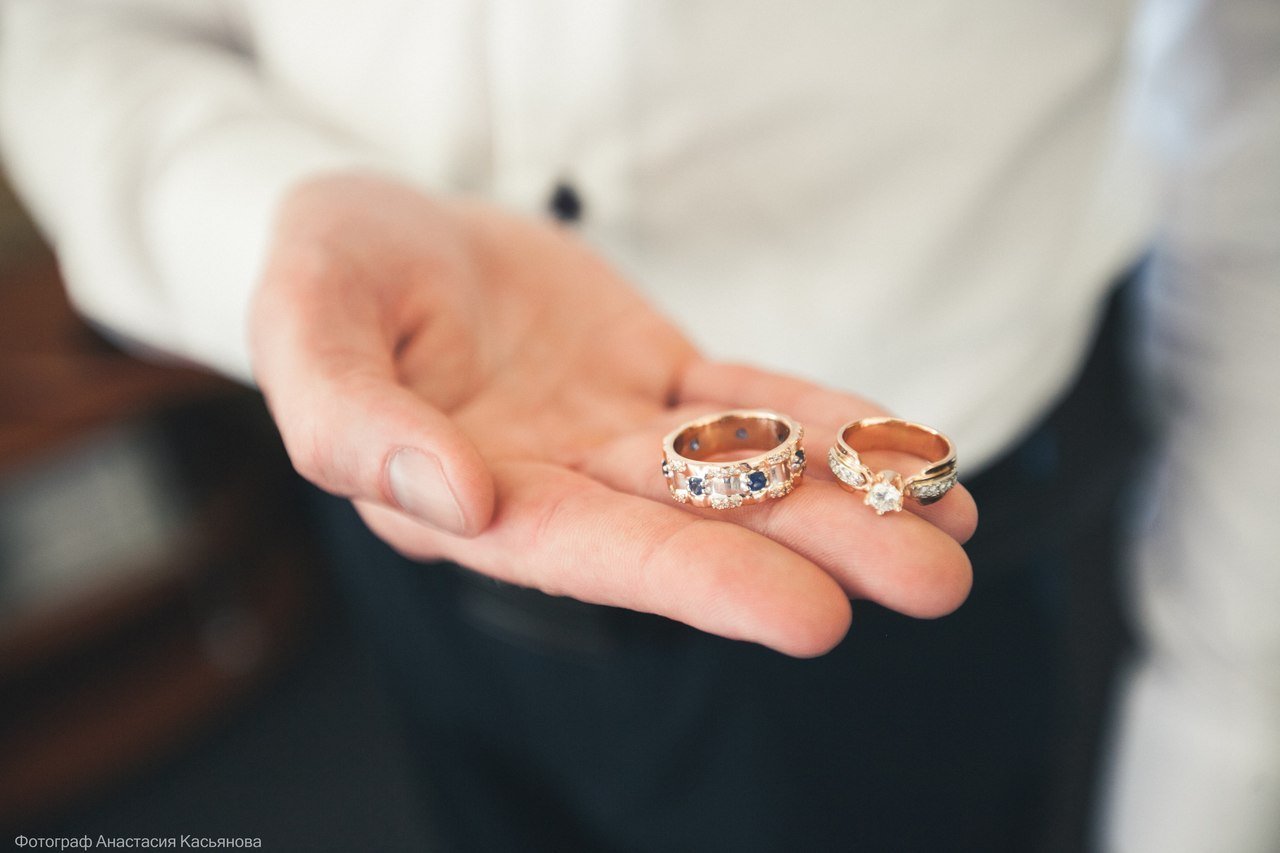 Можно переплавлять обручальные кольца. Обручальное кольцо. Необычные Свадебные кольца. Кольцо для предложения. Свадебные кольца на руках.