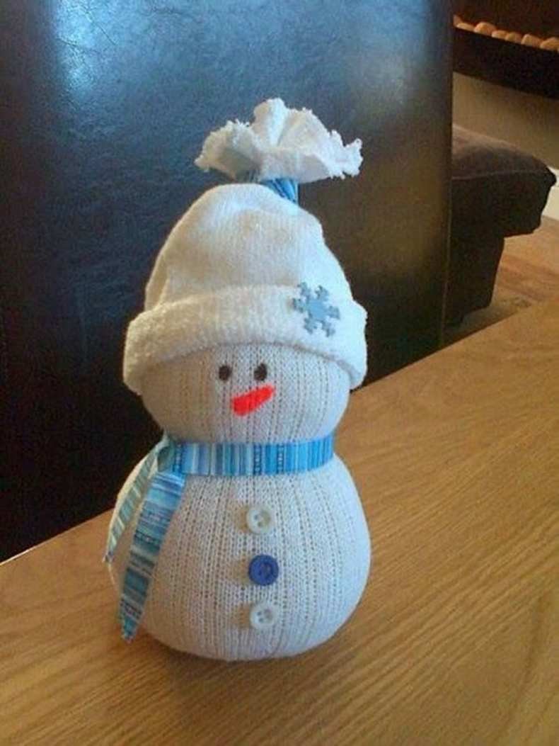 Снеговик из шишки поделка