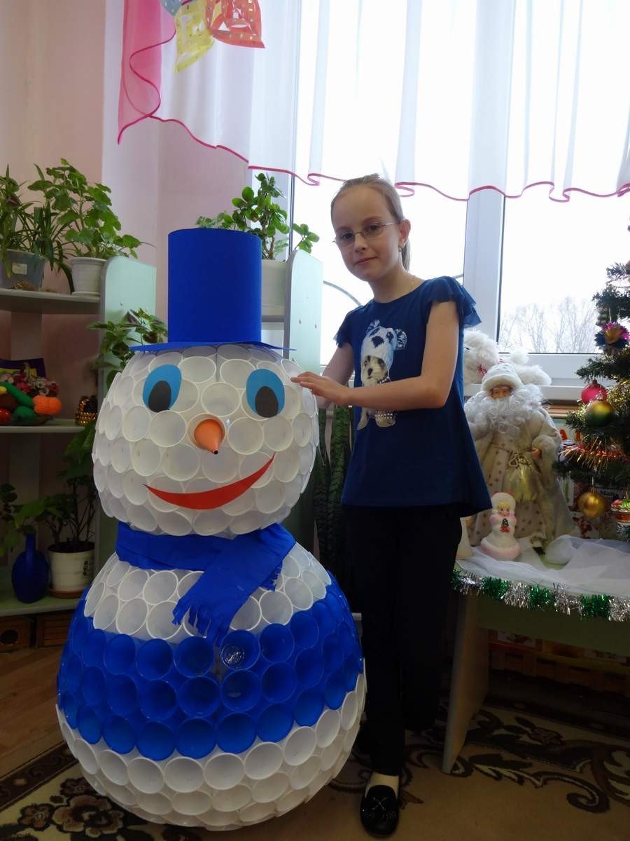 Снеговик из стаканчиков одноразовых