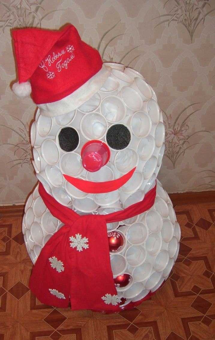 Снеговик из пластиковых стаканчиков