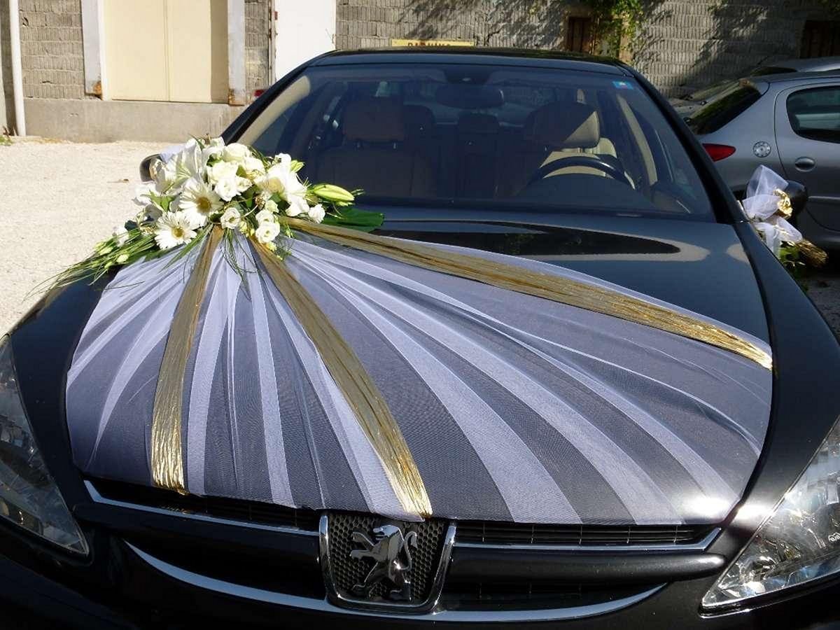 Украшения свадебного автомобиля бантами и тканью