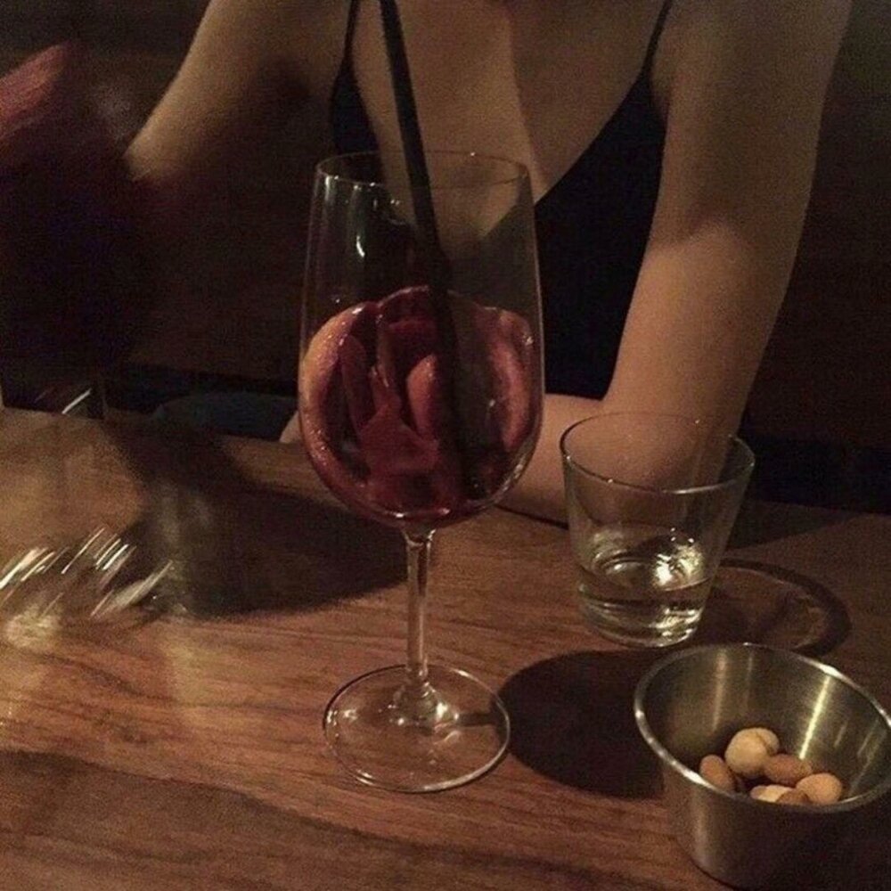 Порванное платье и бокал вина. Девушка с бокалом. Рука с бокалом. Девушка с вином. Бокал вина на столе.