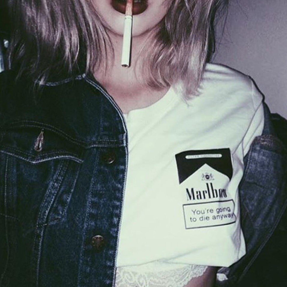 Девушка курит Мальборо