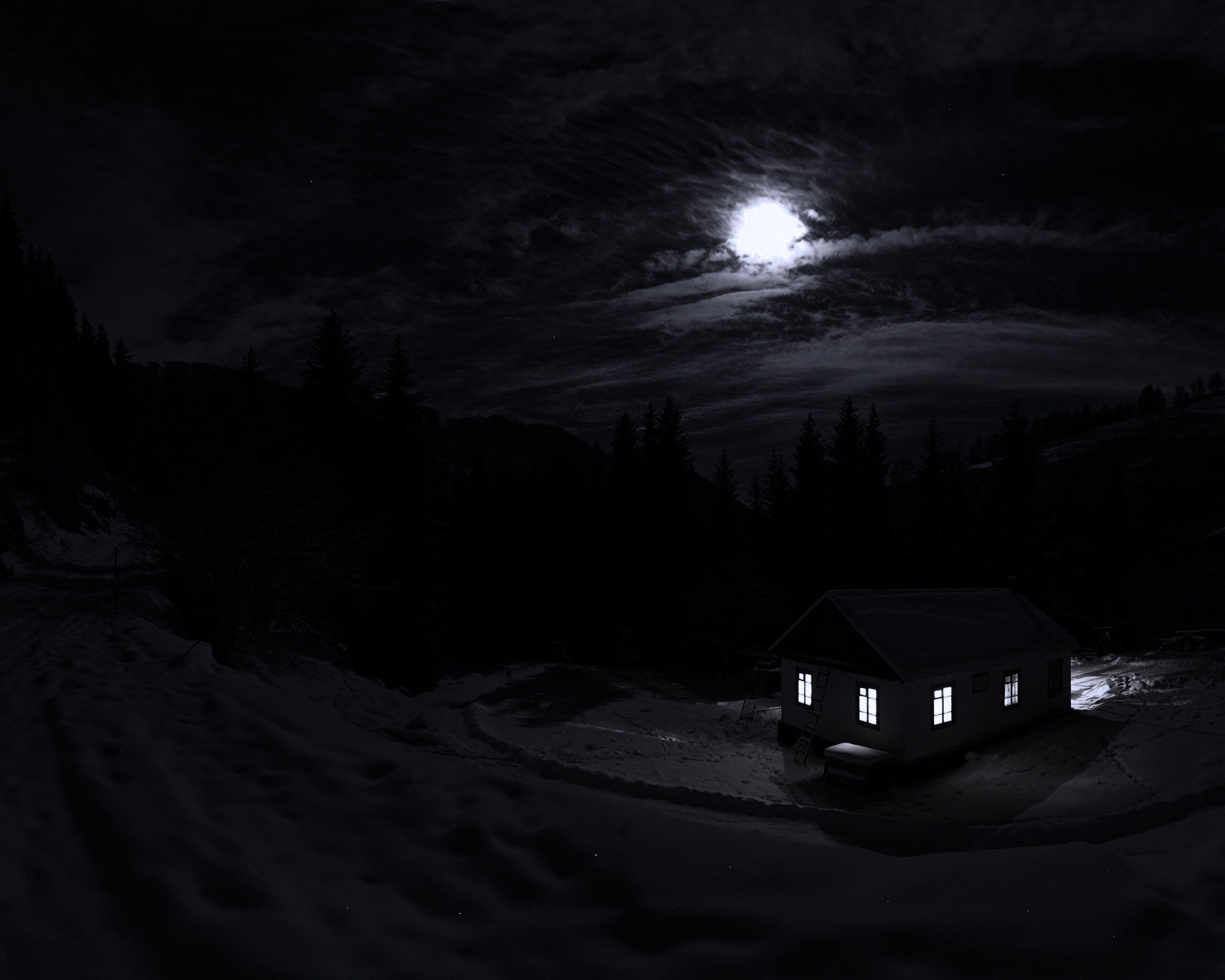 Черные ночи холодные ночи. Домик в ночном лесу. Деревенский дом ночью. Домик ночью. Домик в лесу ночью.