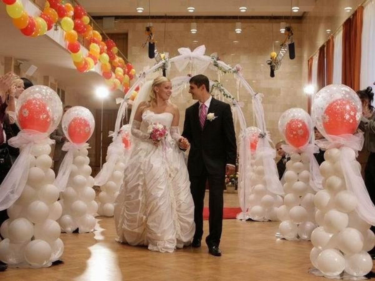 Вальс шаров. Украшение шарами. Свадебное украшение шарами. Украшение свадебного зала шарами. Украсить зал на свадьбу шарами.