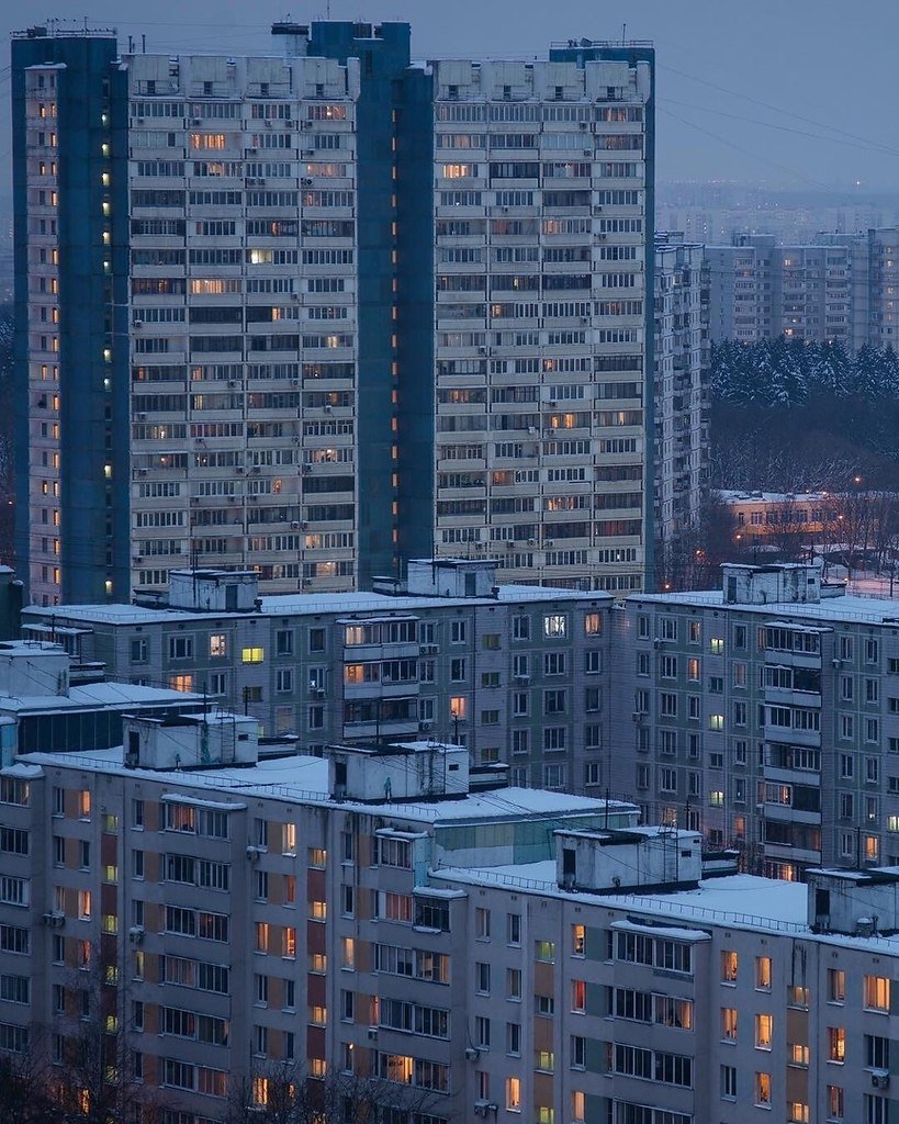 Серые панельные многоэтажки