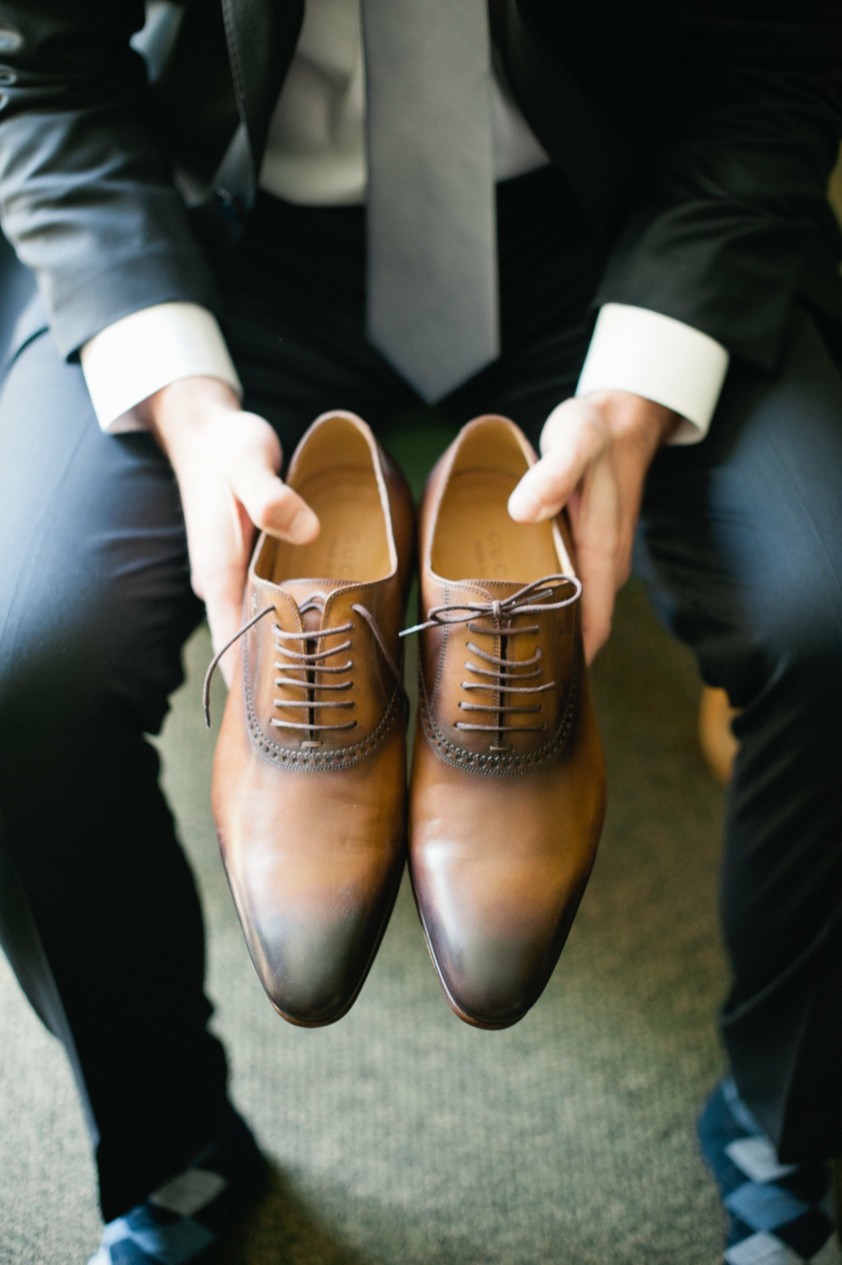 Туфли жениха. Обувь на свадьбу мужская. Мужские туфли на свадьбу. Обувь жениха на свадьбу.