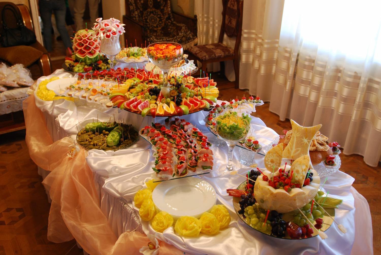 Блюда на домашний стол. Красивый праздничный стол. Красивый стол на день рождения. Свадебный стол с едой. Свадебный фуршетный стол.