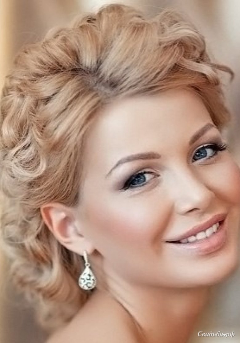 Прическа на свадьбу для подружки