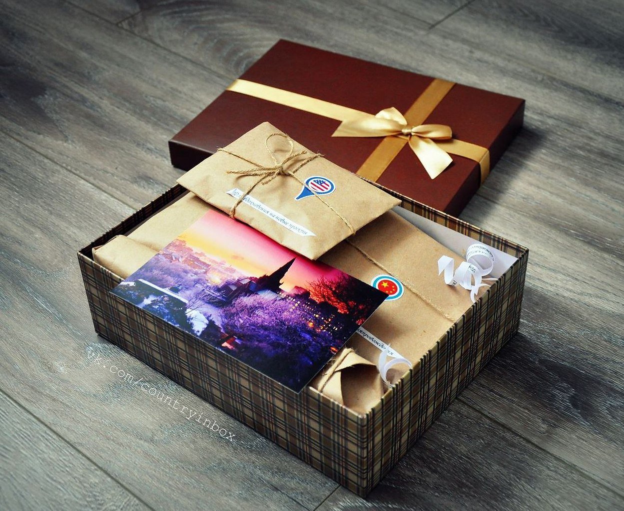 Как можно оформить подарок. Подарочная коробочка. Подарок в коробке. Коробочка для подарка. Красивая подарочная коробка.