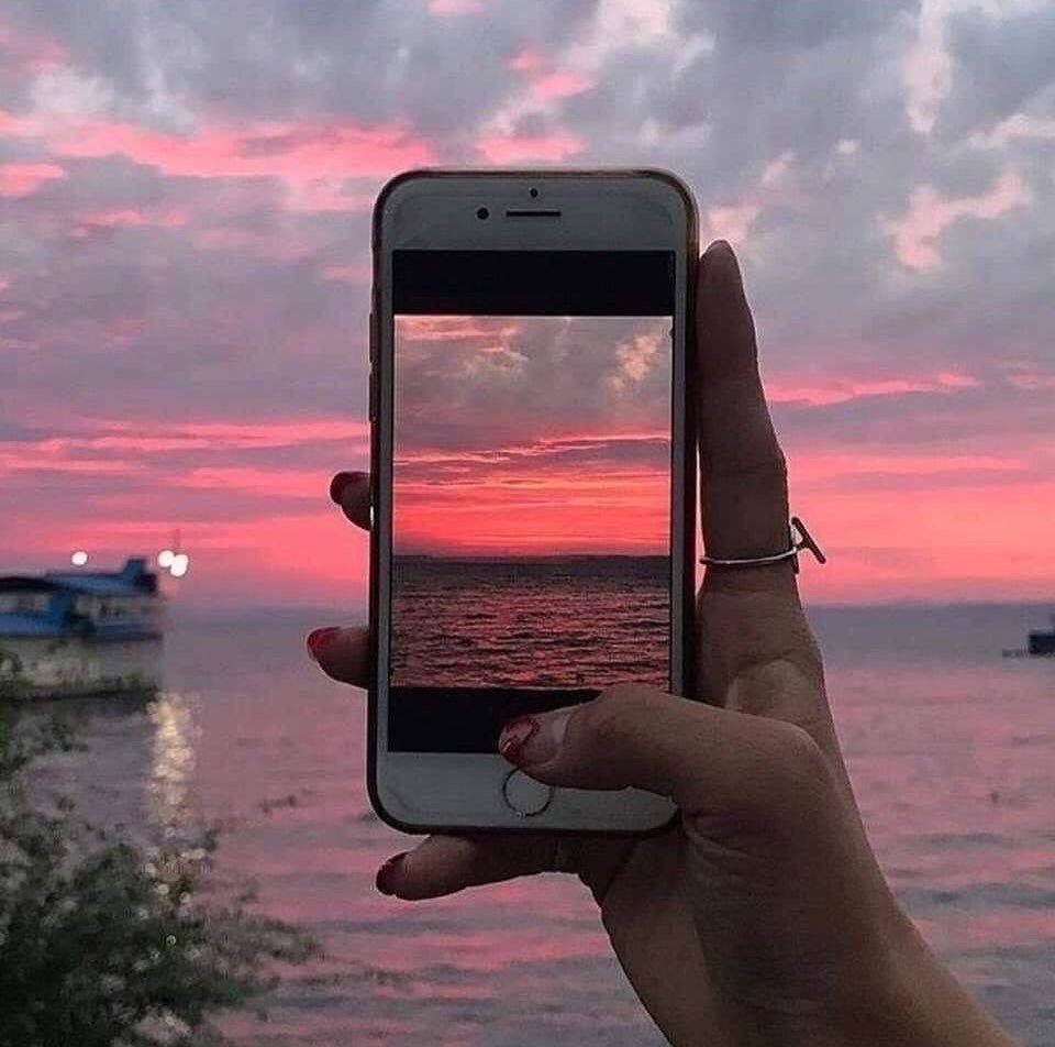 Девушка с розами без лица
