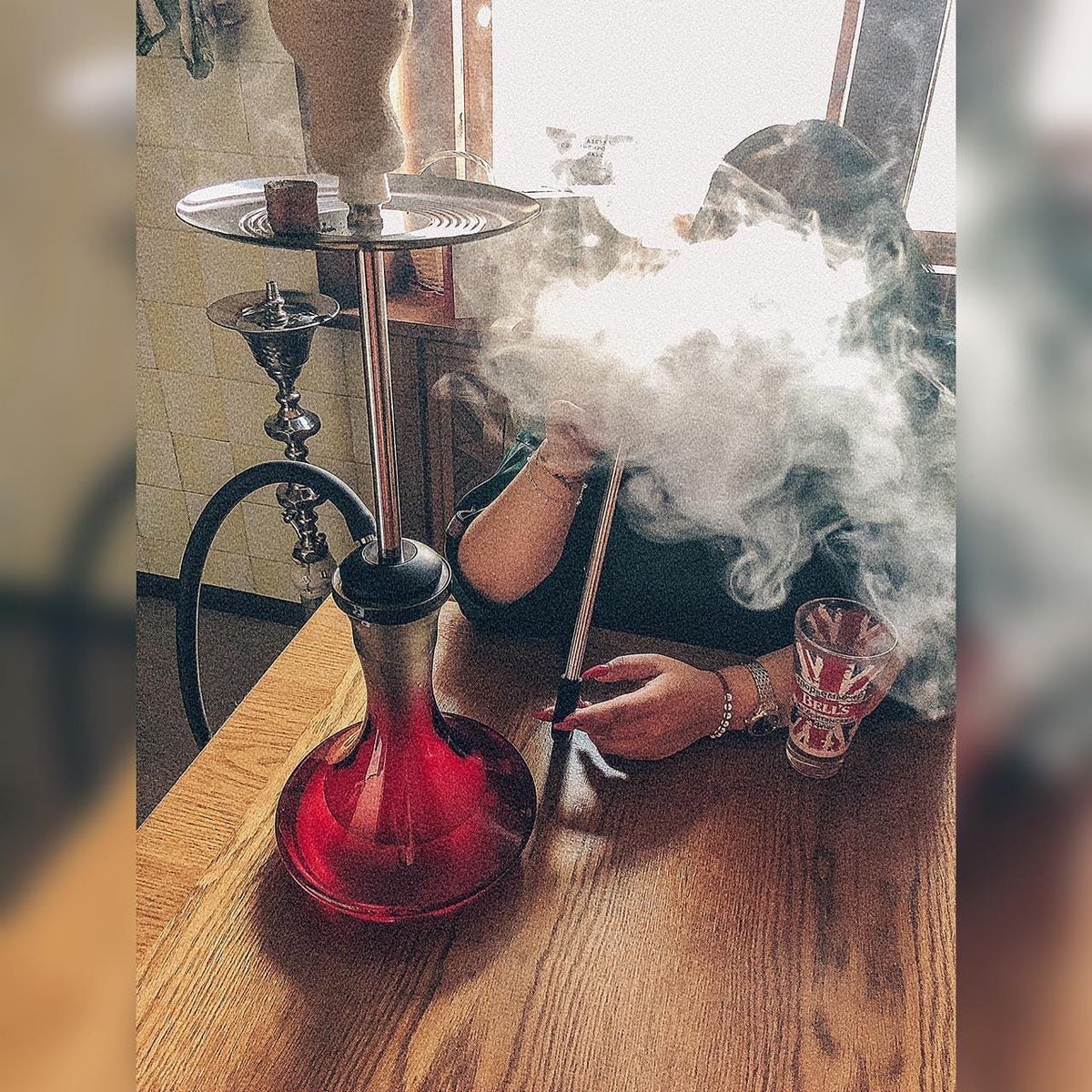 Курит кальян