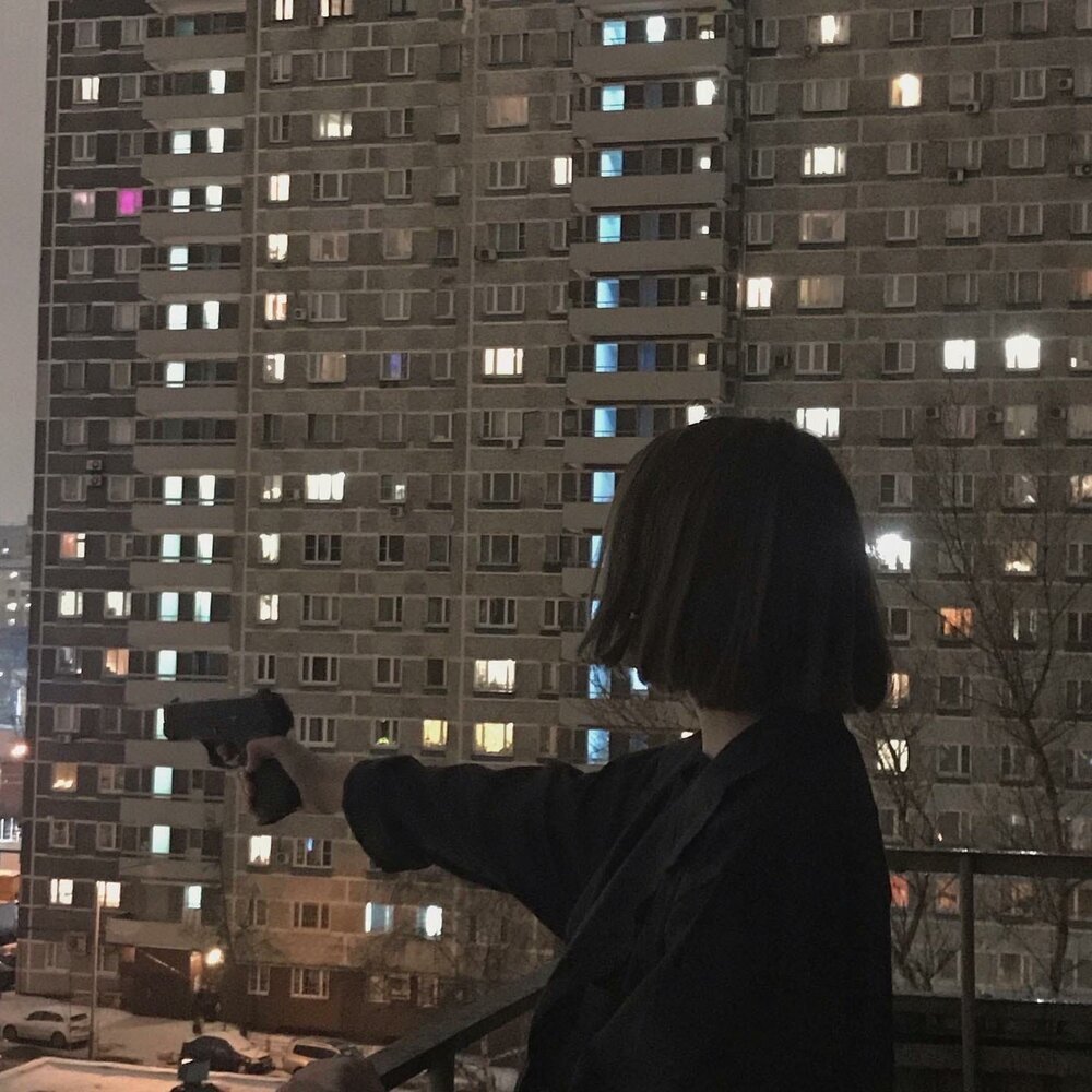 Девочка с каре на крыше