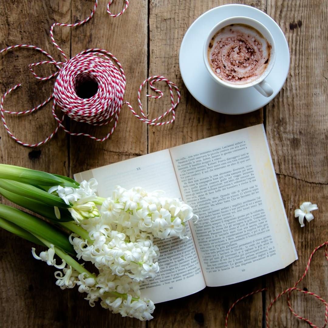 Чашка кофе книга и цветы
