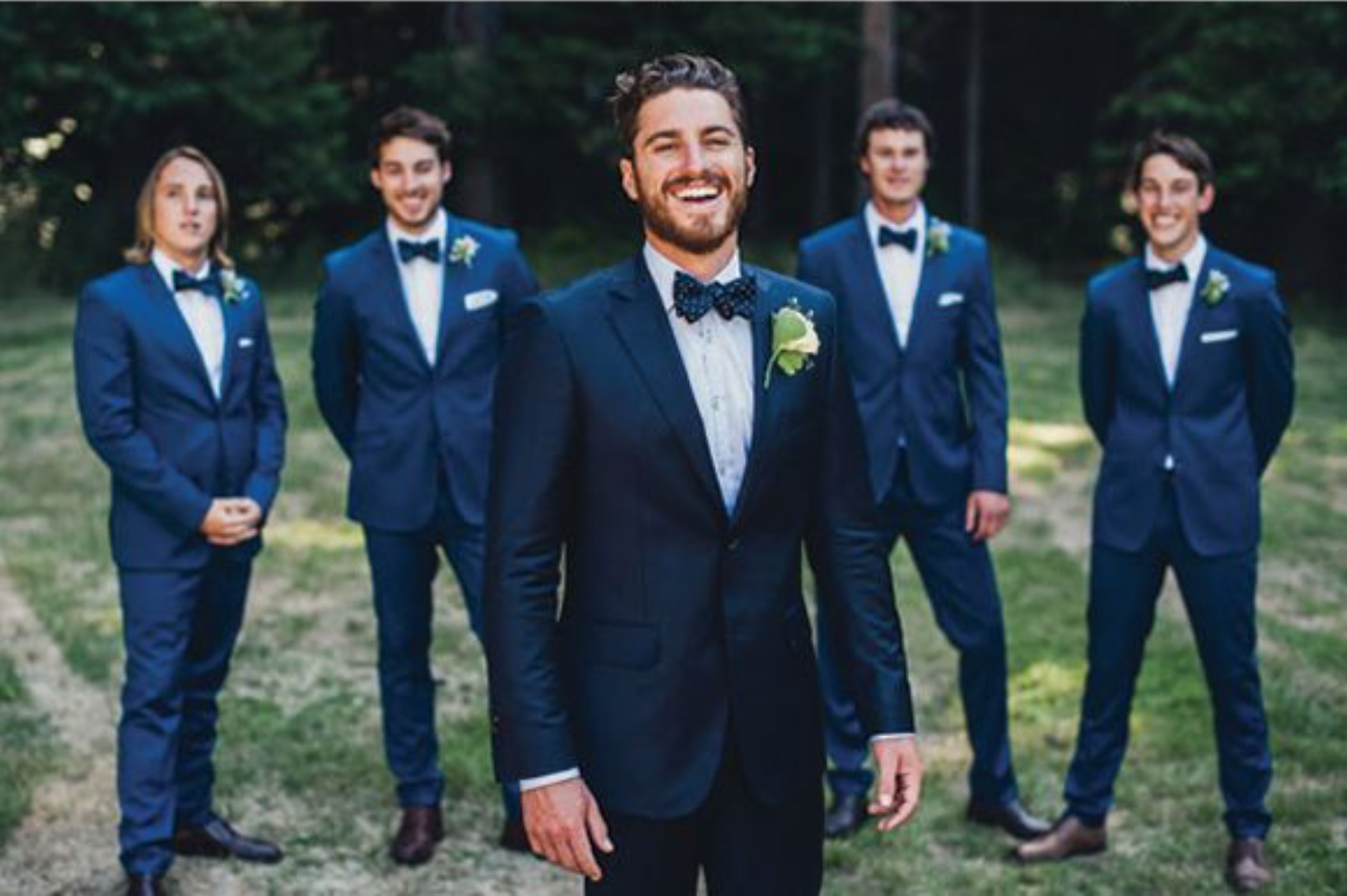 Дружка жениха. Синий костюм на свадьбу для жениха. Друзья жениха на свадьбе. Жених в синим костюме и друзья. Свадебный образ жениха в бирюзовых тонах.