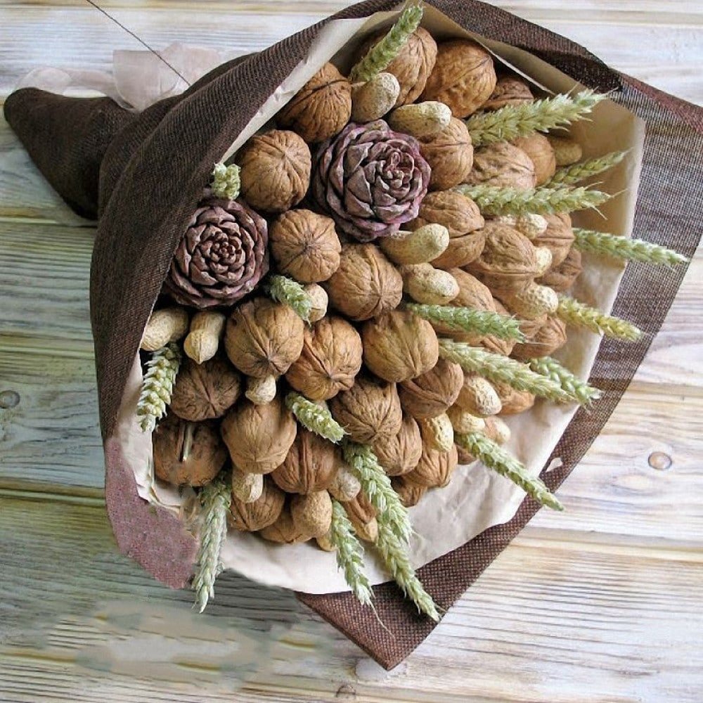 Букет из орехов