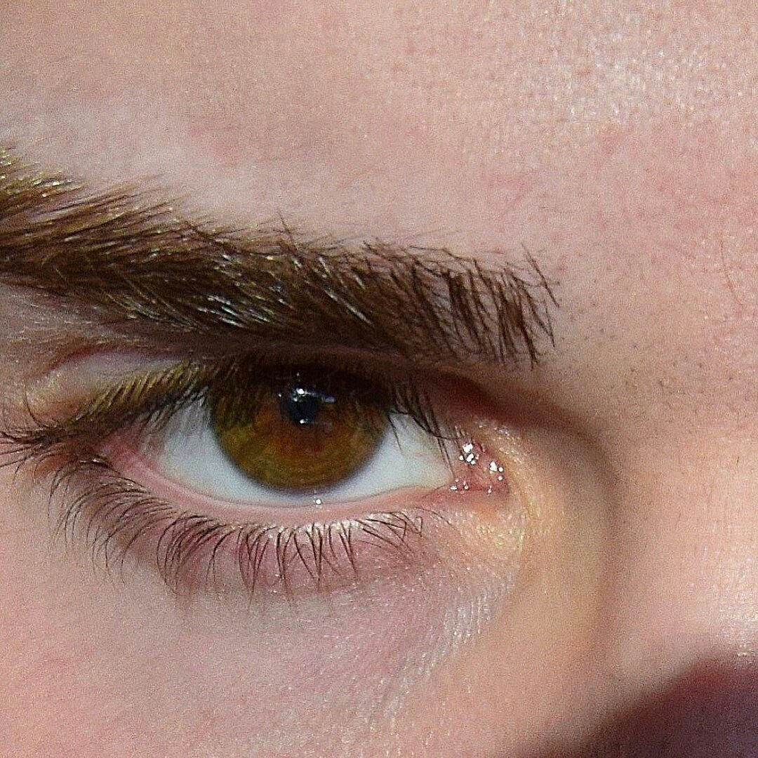 Карие глаза мужские