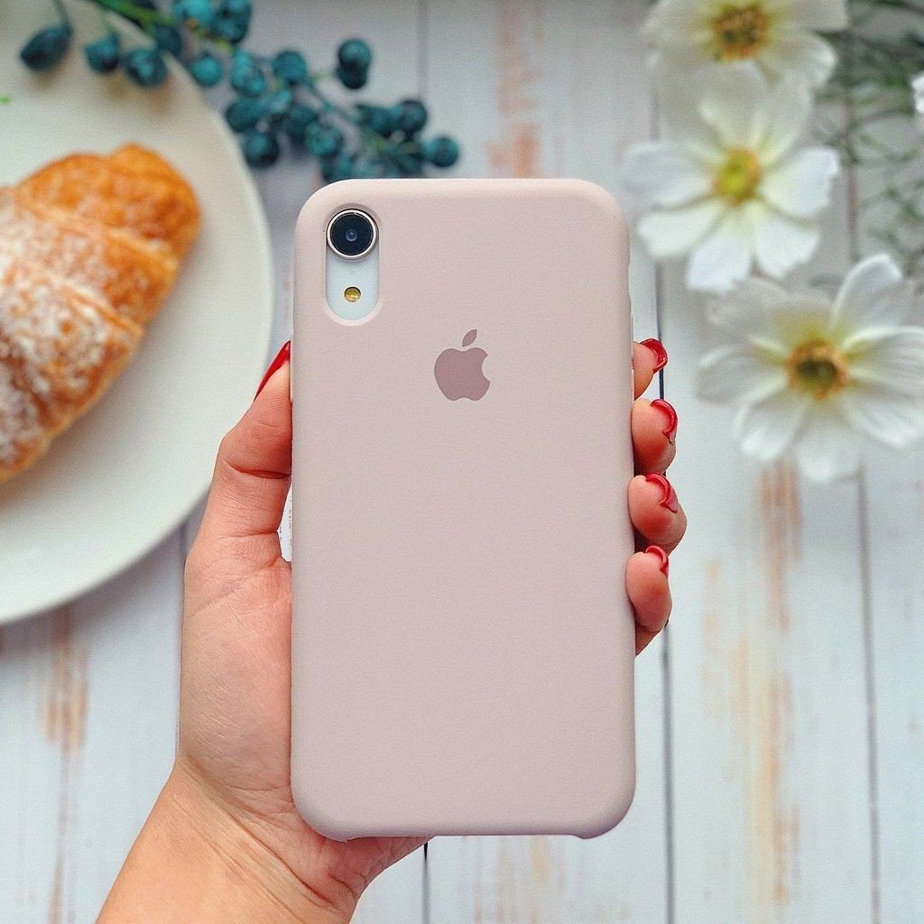 Iphone на столе мокап