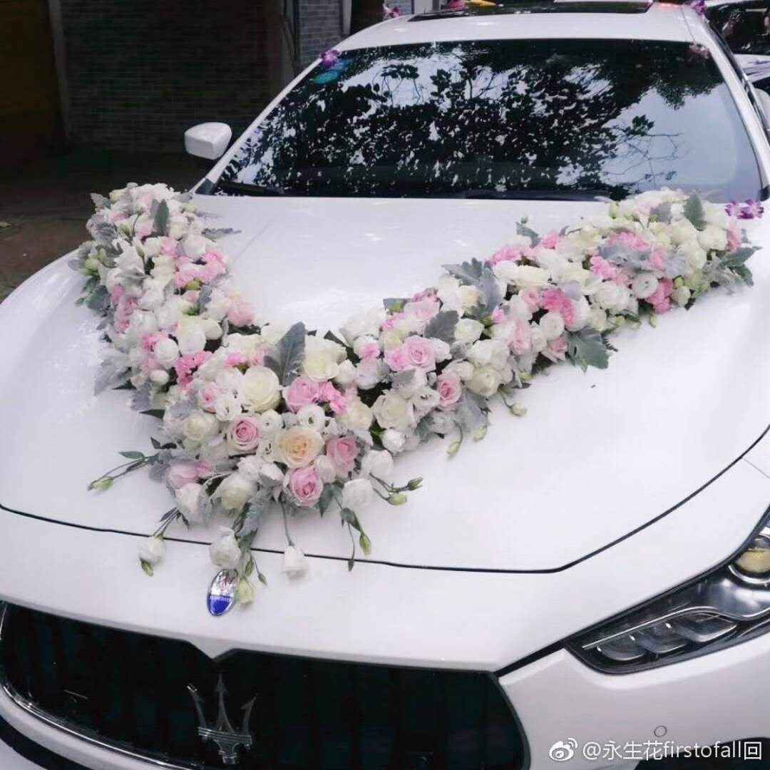 Современное свадебное украшение на машину