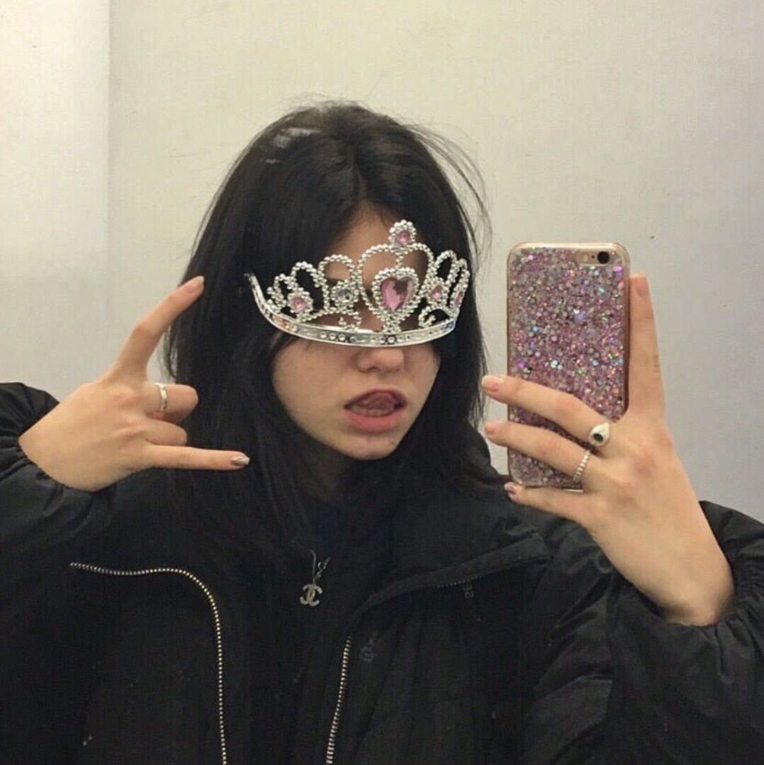 Девушка в маске корона