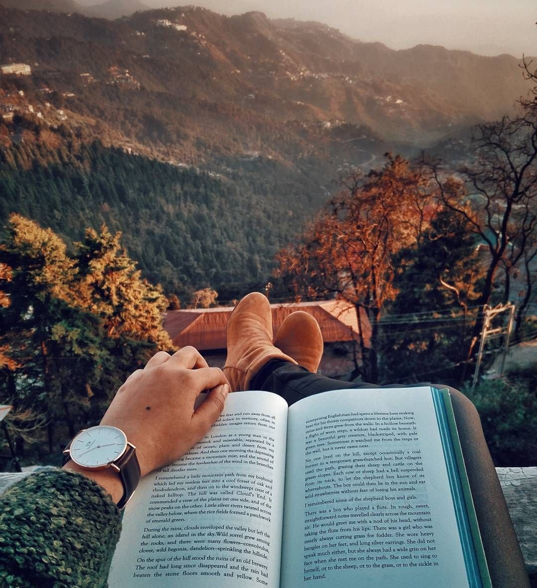 Чтение книги на природе