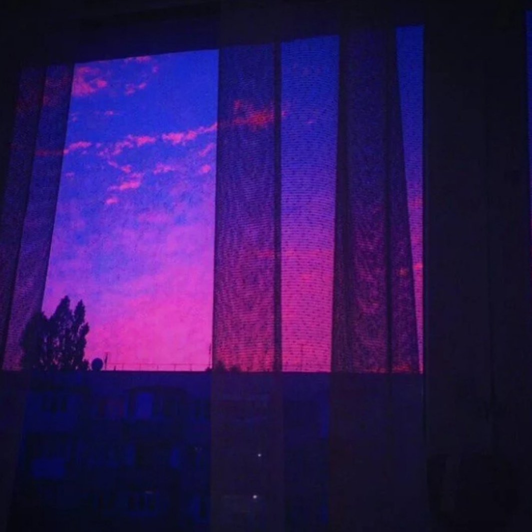 Малиновый свет в окнах