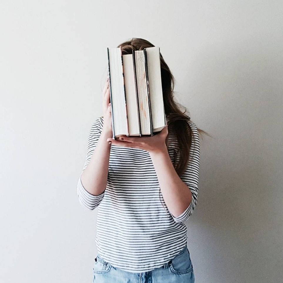 Девушка держит книгу Эстетика
