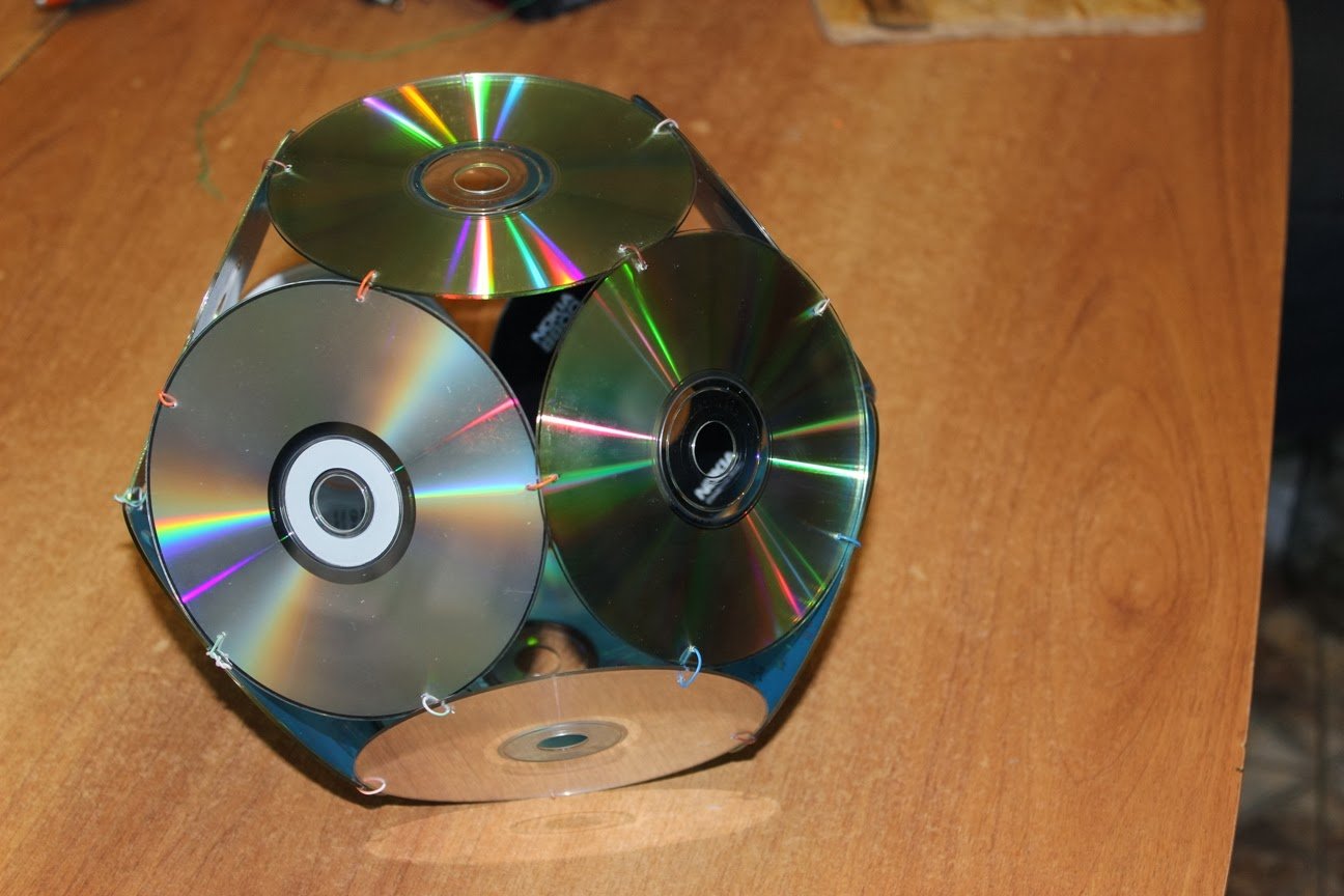 Сделано из компакт дисков. Украшения из дисков. Поделки из дисков. Поделки из компакт дисков. Шар из компакт дисков.