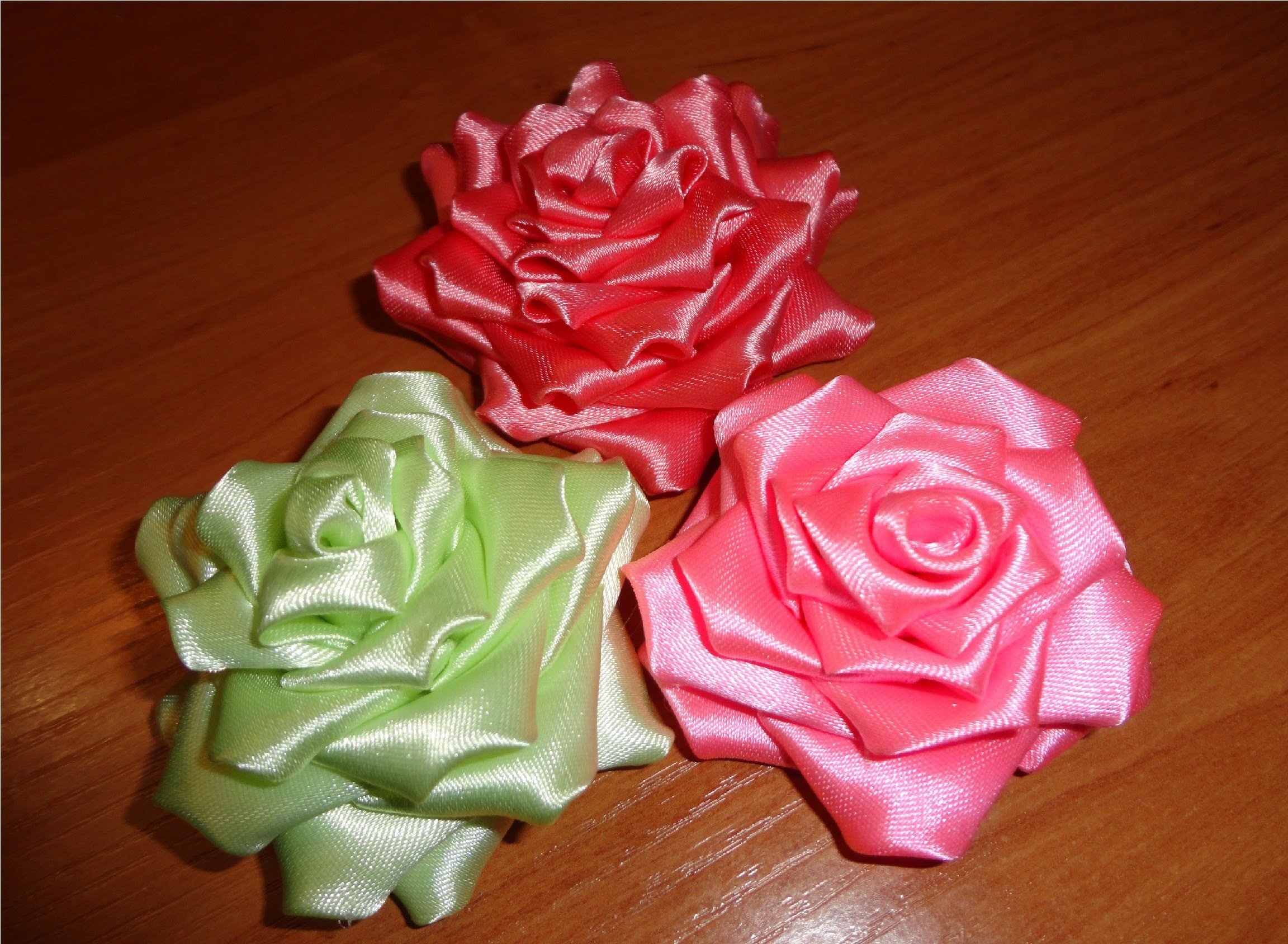 Изготовление атласных лент. Розы из атласных лент. Цветы из ленточек. Розы канзаши. Розочка из ленты.