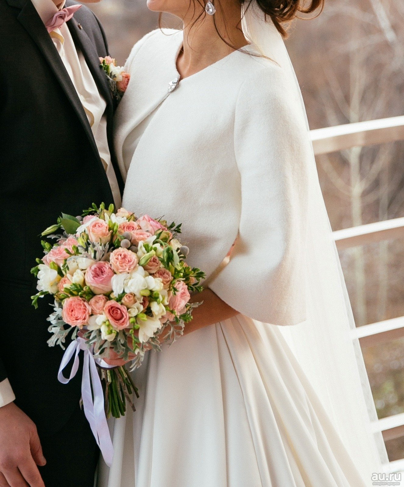 Платье с пиджаком на свадьбу. Свадебное платье пиджак. Свадебные образы в жакетах. Свадебные жакеты для невесты. Свадебное платье с жакетом.