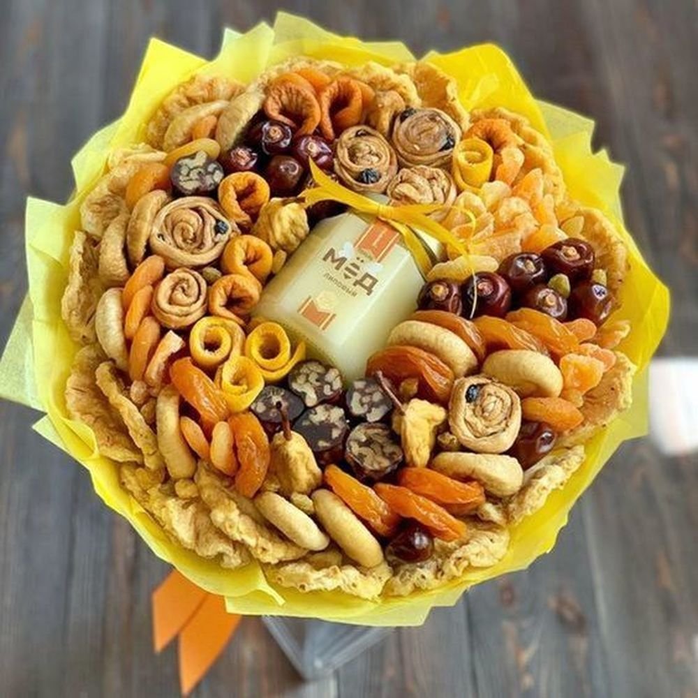 Коробочки с орешками и сухофруктами