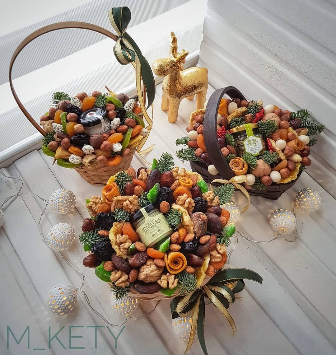 Композиция в кружке из сухофруктов