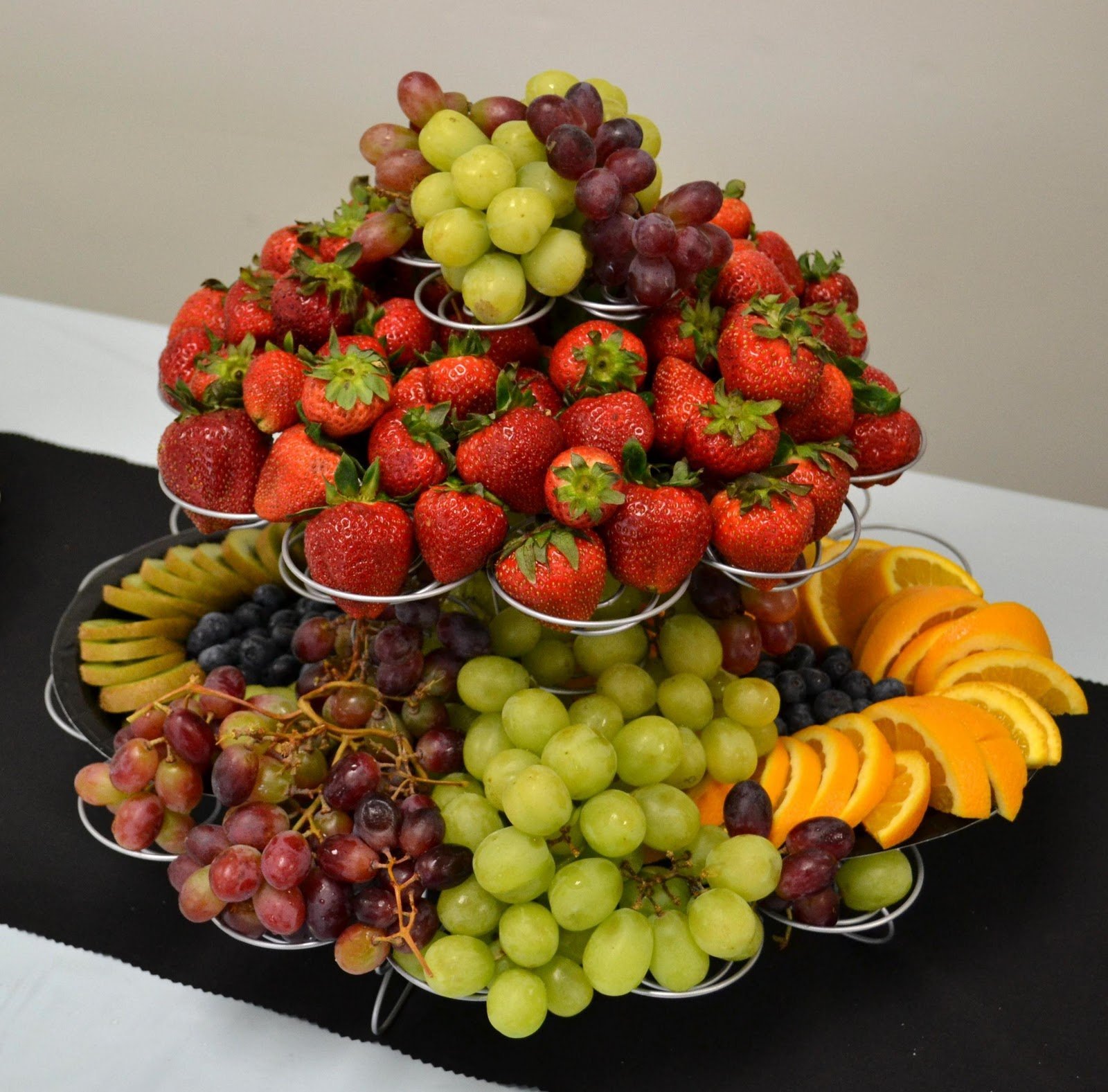 Как собрать фруктовую. Поднос "с фруктами". Фруктовая тарелка. Фруктовый стол. Красивый поднос с фруктами.