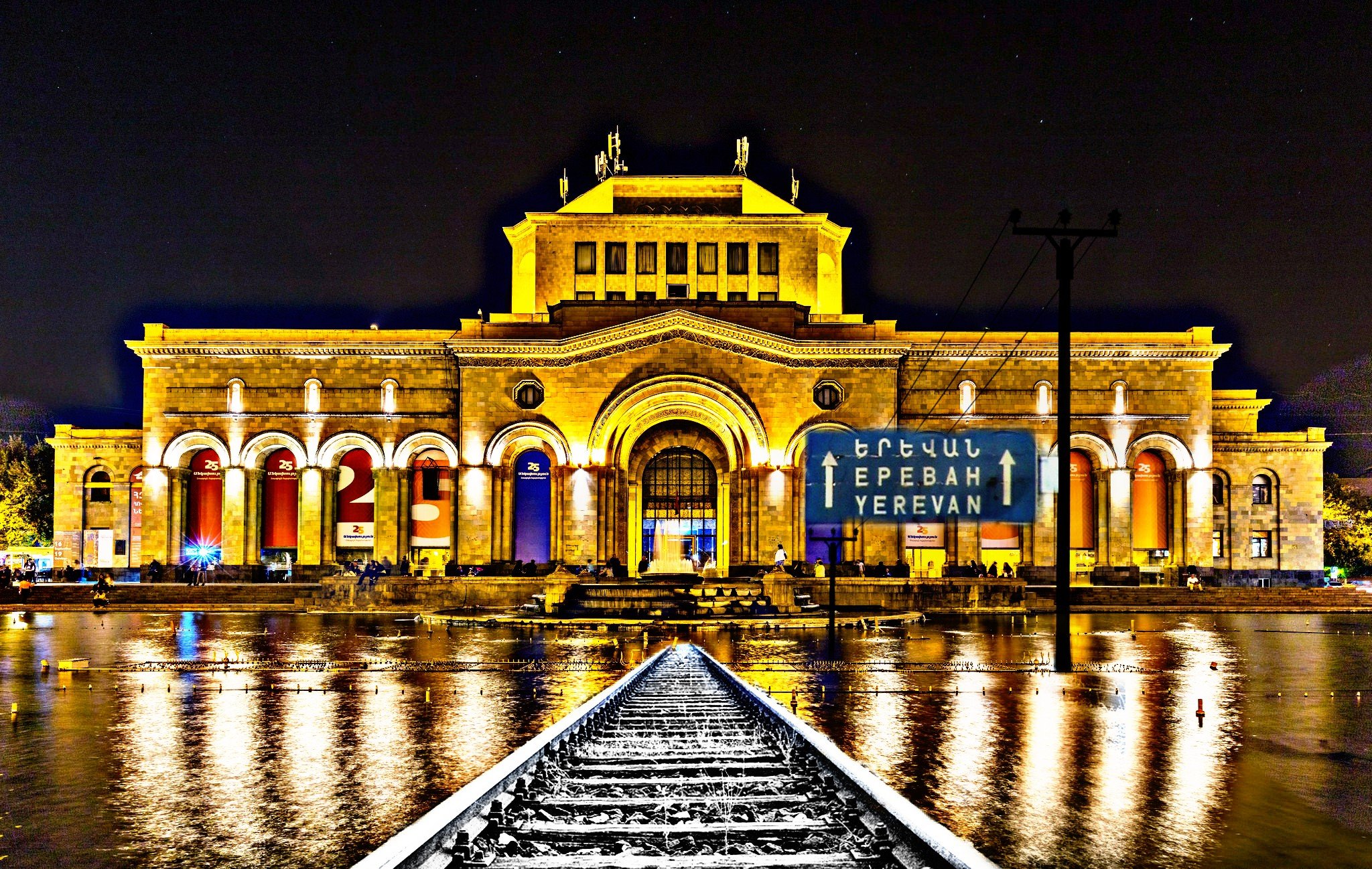 Ереван слова. Ночной вокзал Еревана. Армения Ереван площадь Республики. Железнодорожный вокзал Ереван. Армения Ереван ЖД вокзал.