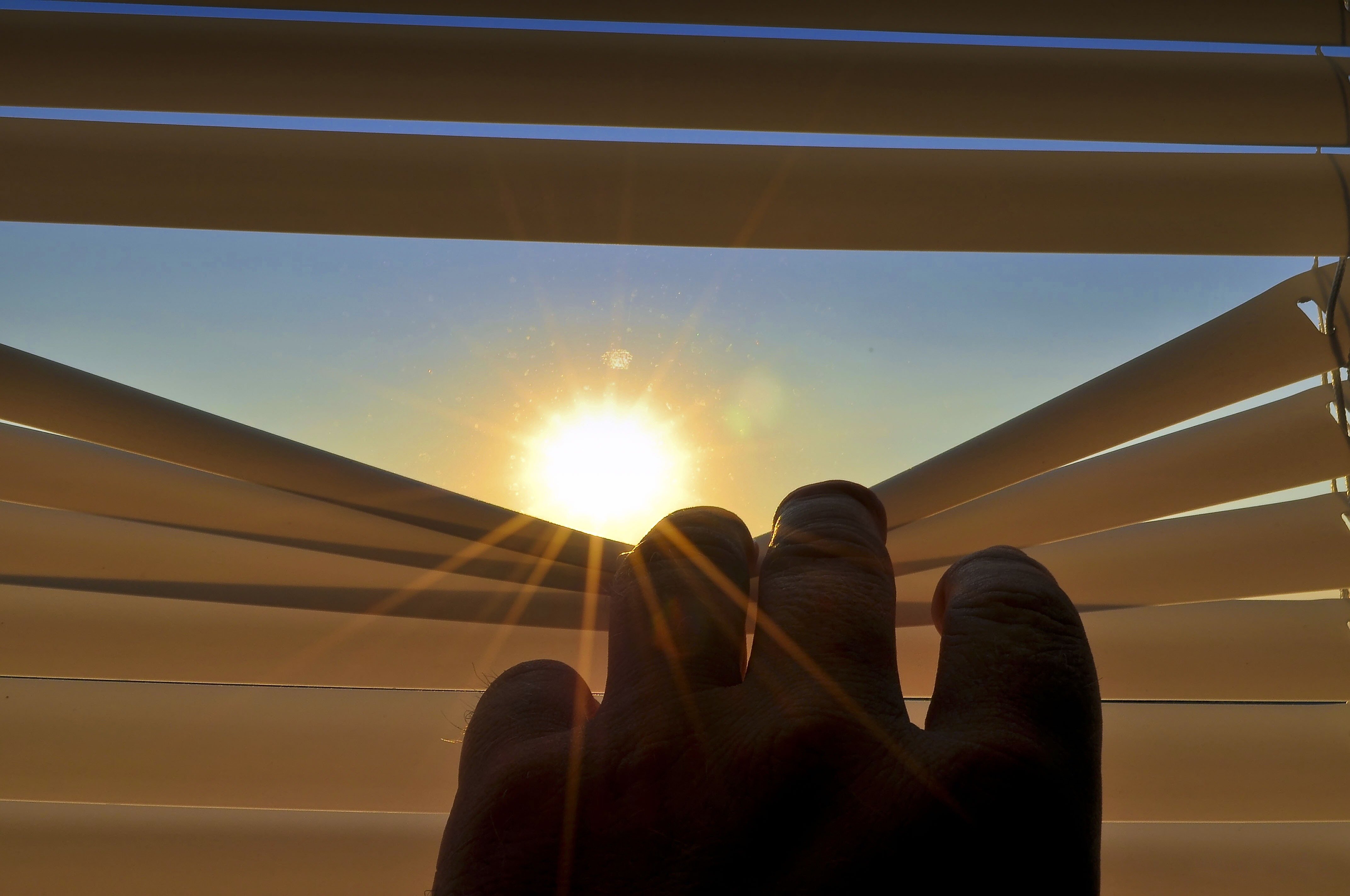 Почему солнечный свет прошедший сквозь оконное стекло
