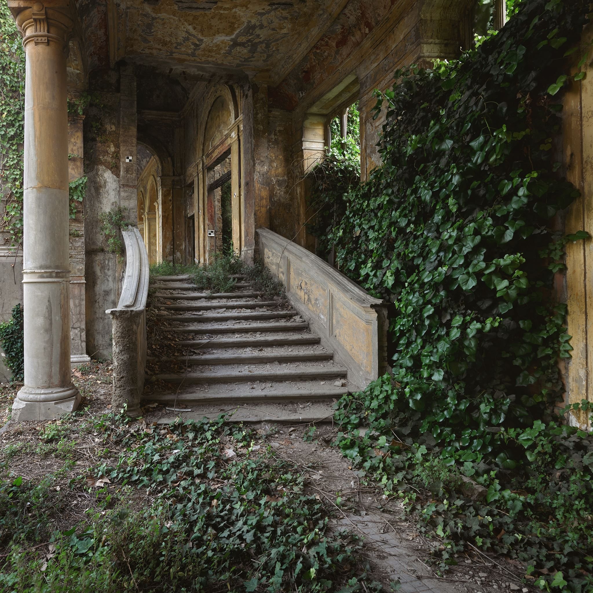 Ужасный сад. Краснодарский край заброшенный замок дворец поместье. Испания заброшенный замок Бутрон.