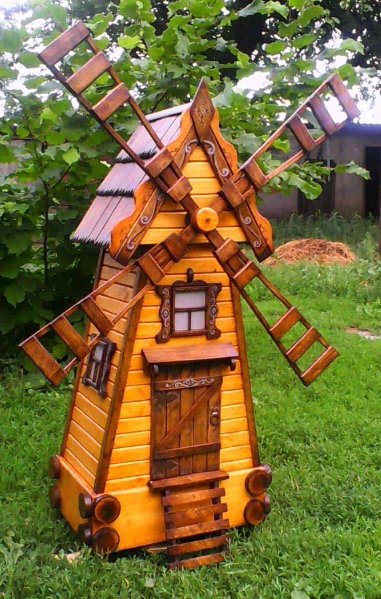 Мельница из дерева как элемент украшения участка загородного дома