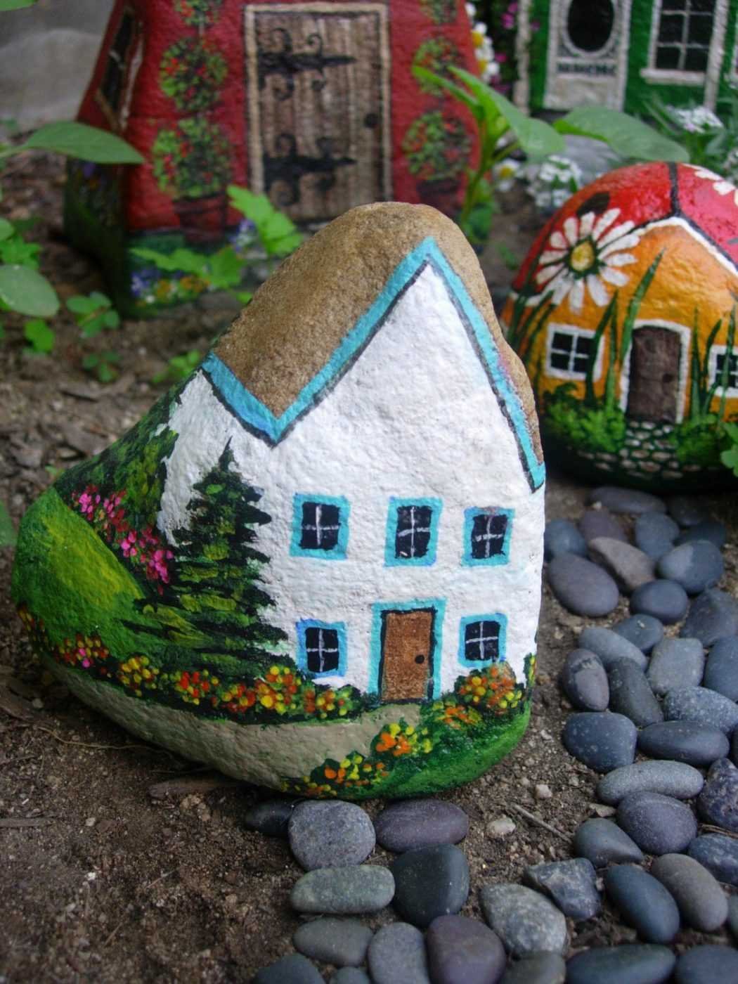 Домики из камней для сада