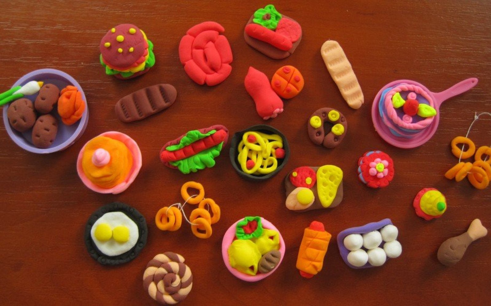 Образы из пластилина. Еда из пластилина. Игрушки из пластилина. Лепка из пластилина еда. Лепим из воздушного пластилина еду.