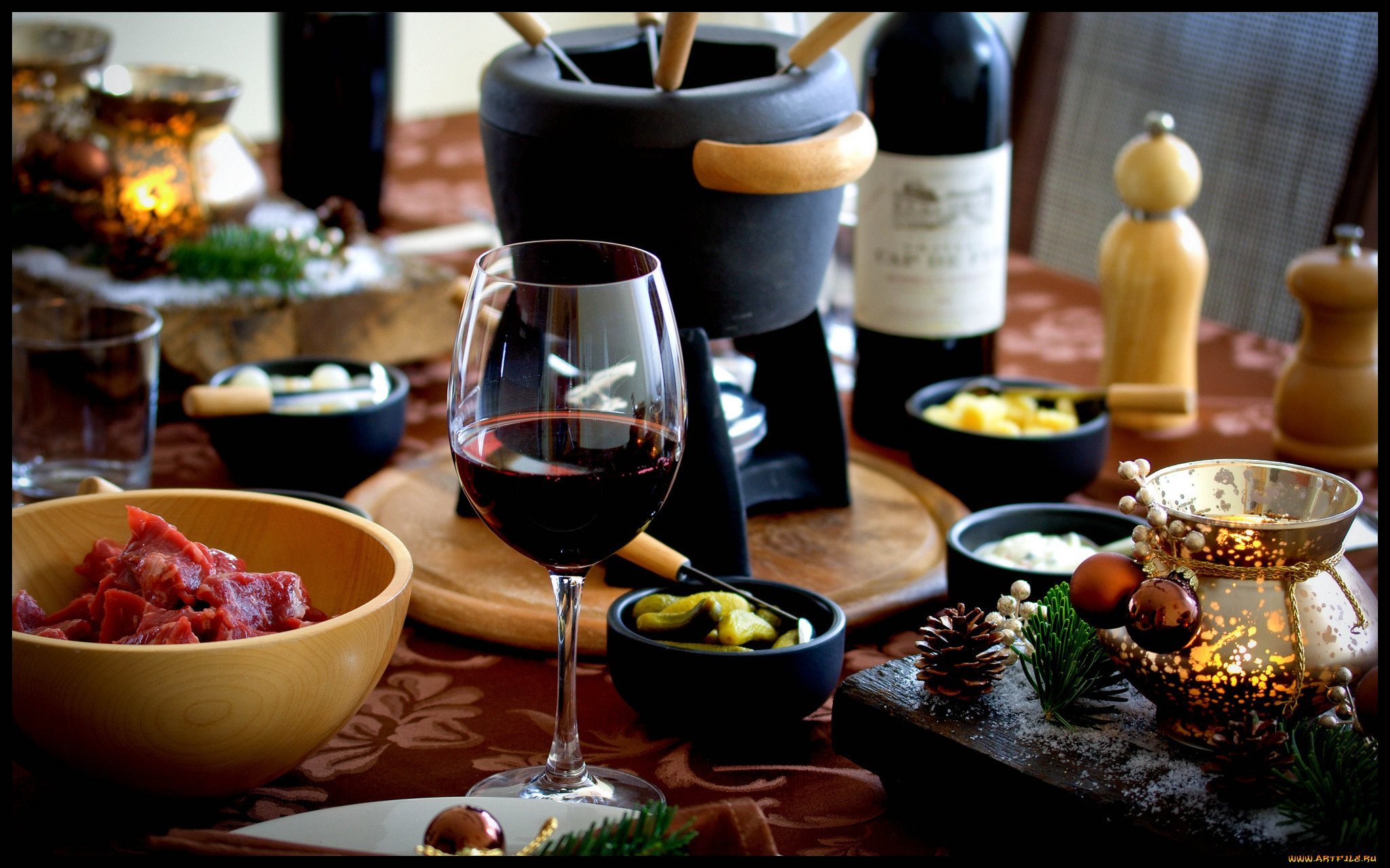 Бокал вина в ресторане. Сервировка стола с вином. Стол в ресторане с едой. Праздничный стол с вином. Стол с вином и закусками.
