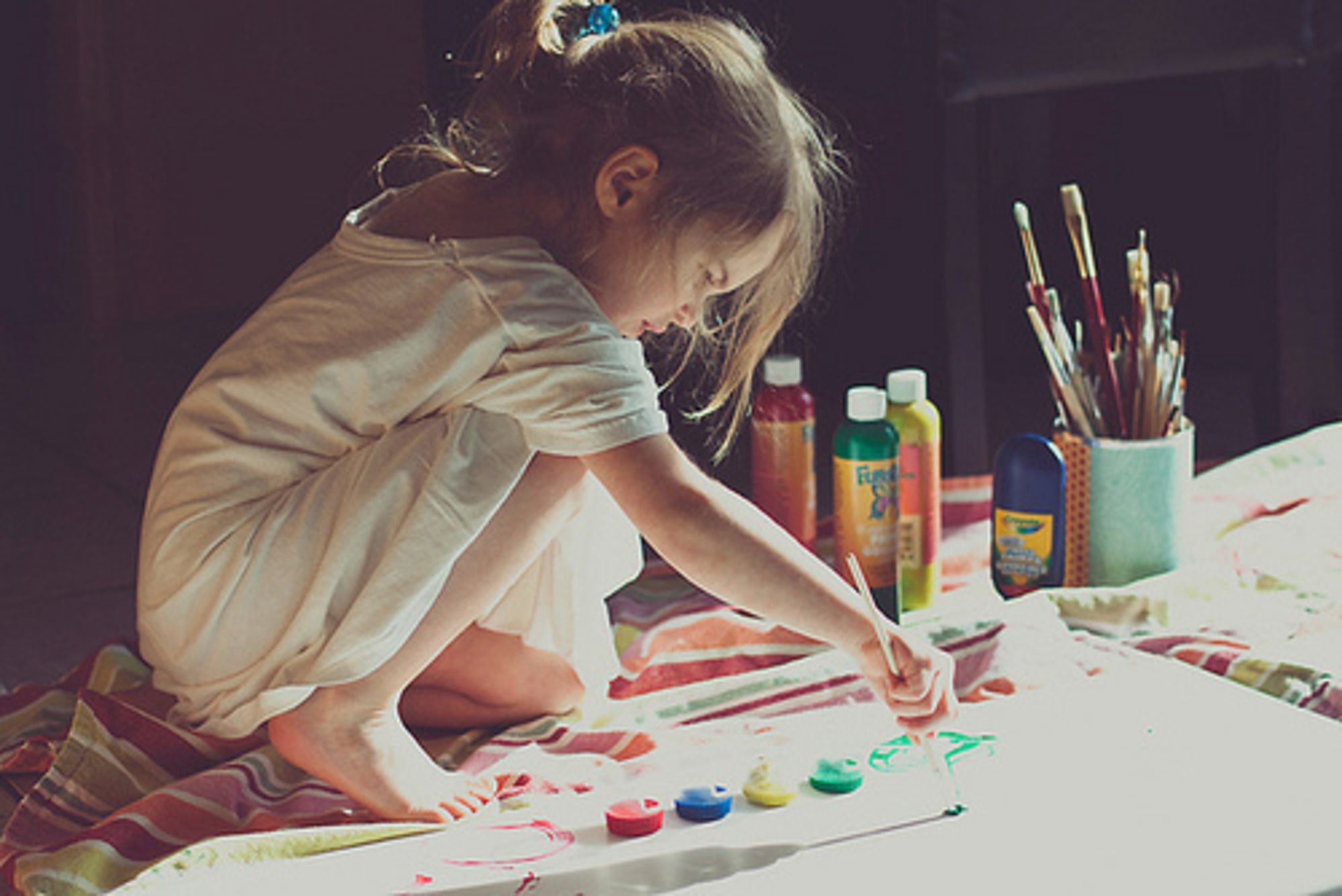 Где рисуют девочек. Рисовать девочек. Творческие дети. Дети творчество. Девочка за столом.