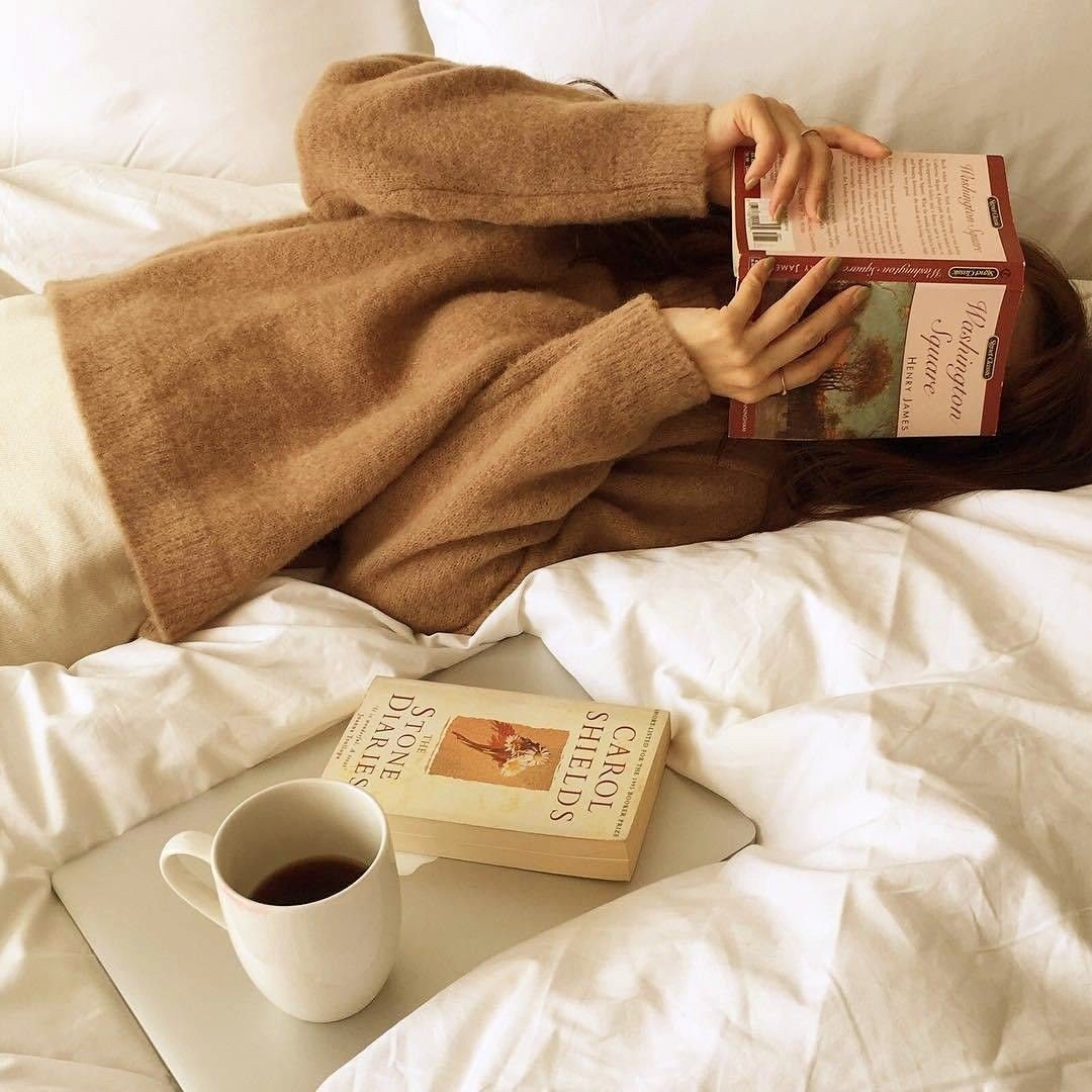 Девушка с книжкой и кофе