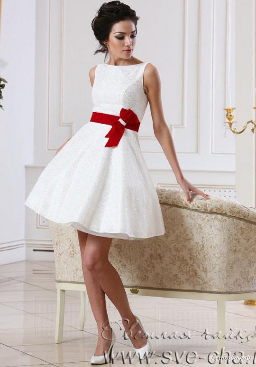 Платье с красным поясом. Короткое свадедбноеплатье. Короткое свадебное платье. Свадебное платье алроткле. Платье вечернее короткое.