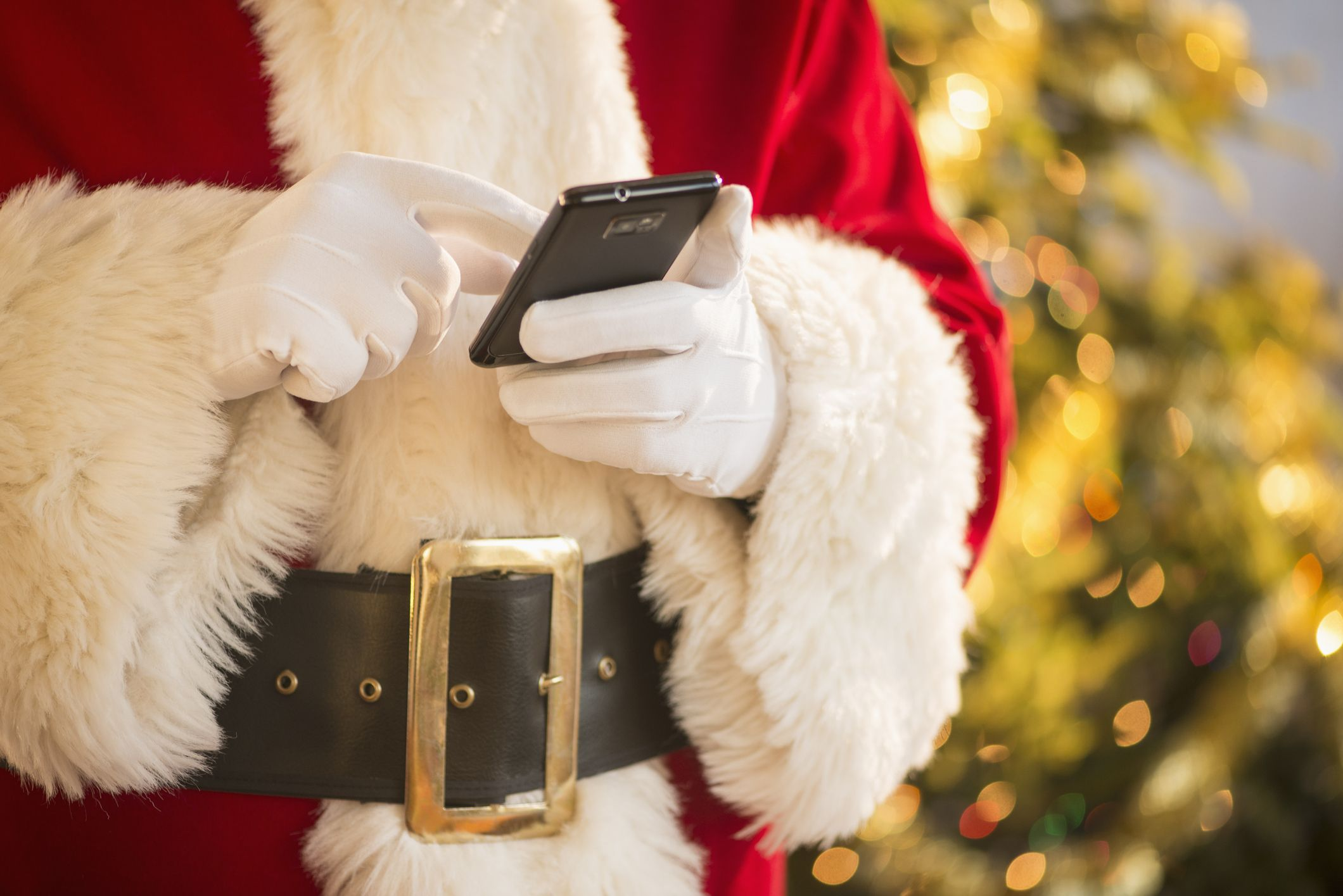 Чтобы телефон был занят. Дед Мороз с телефоном. Дед Мороз с мобильным телефоном. Дед Мороз с айфоном. Дед Мороз с телефоном в руке.