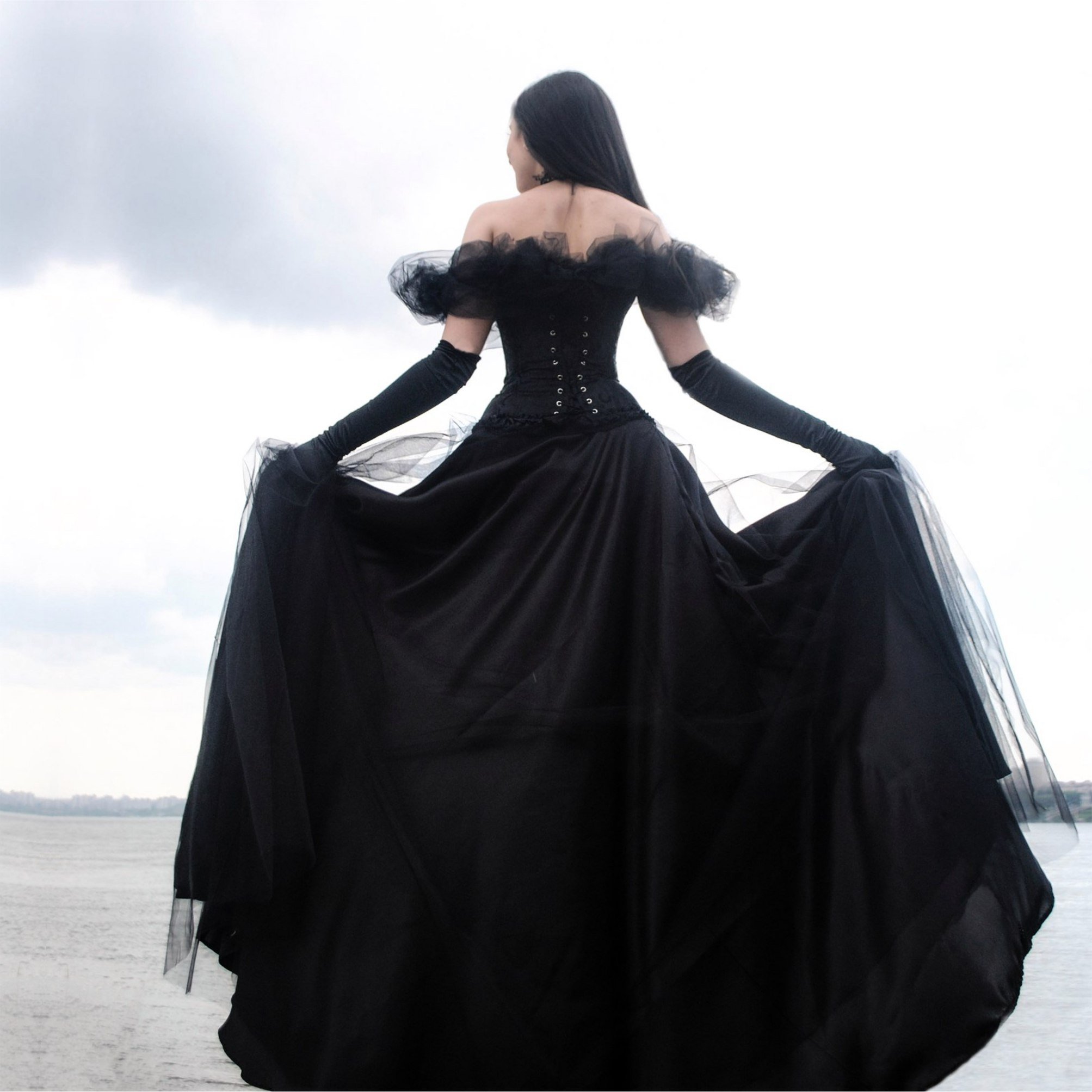 Сонник длинные черные. Девушка в черном пышном платье. Черное пышное платье. Пышные платья. Черное бальное платье.