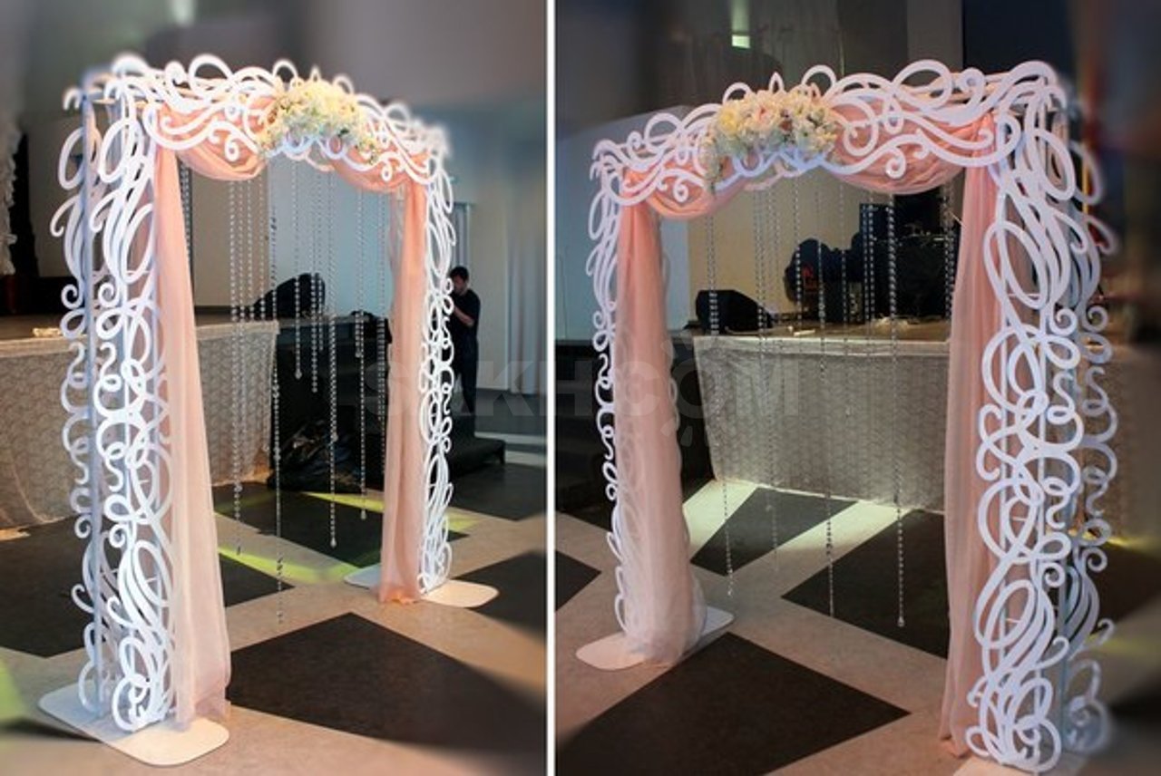 Пластиковая фотозона. Свадебная арка резная. Арка для фотозоны. Свадебная арка каркас. Арка декоративная для фотозоны.