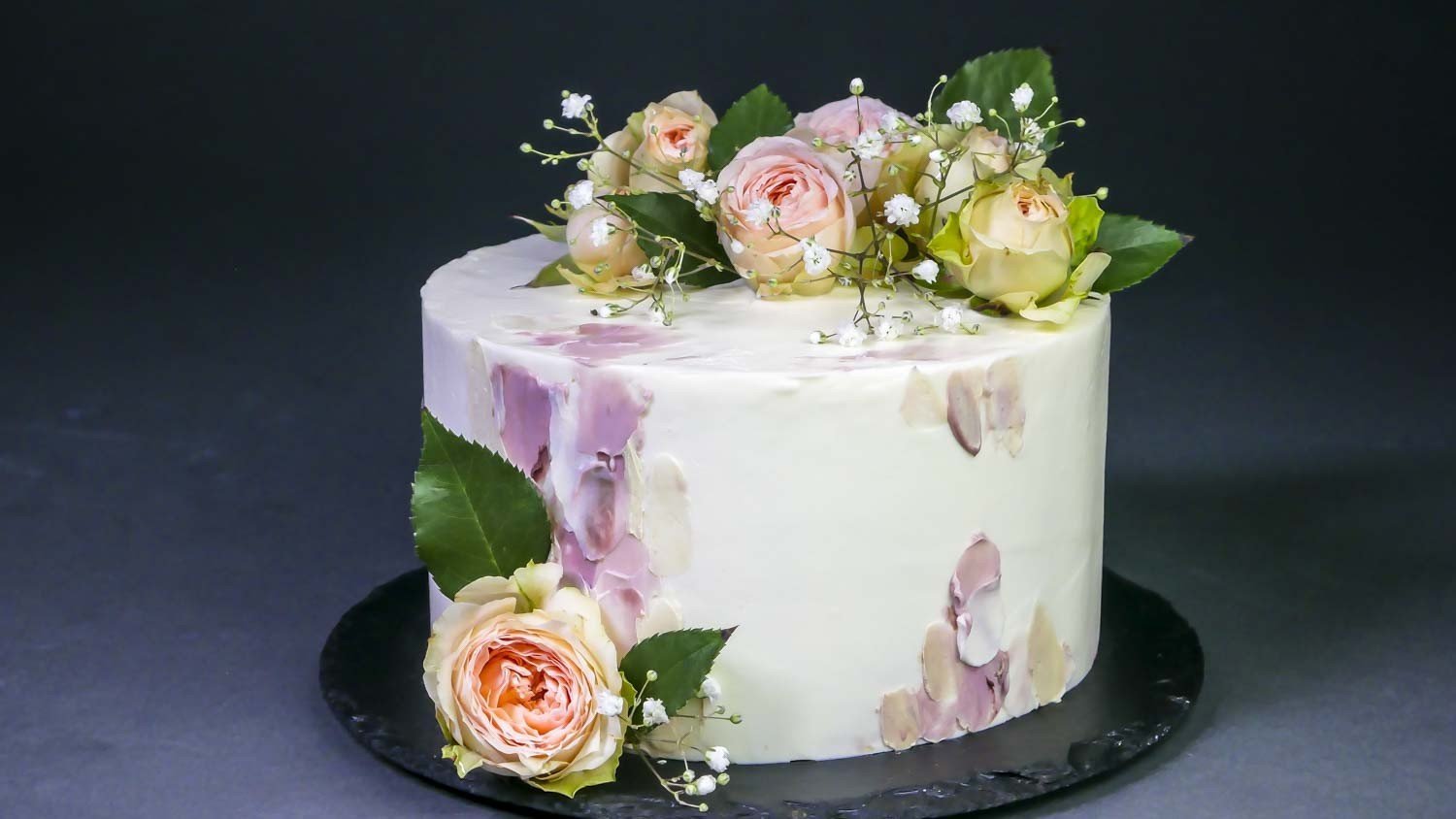 Украсить торт живыми. Торт с цветами. Тортик с живыми цветами. Торт с живыми цветами одноярусный. Торт с живыми цветами.