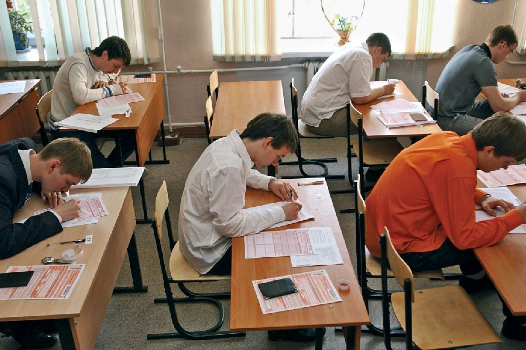 Обучающиеся 9 классов принимают участие в егэ. Школьники на экзамене. Экзамен в школе 9 класс. Экзамены в девятом классе. Школьные экзамены в России.