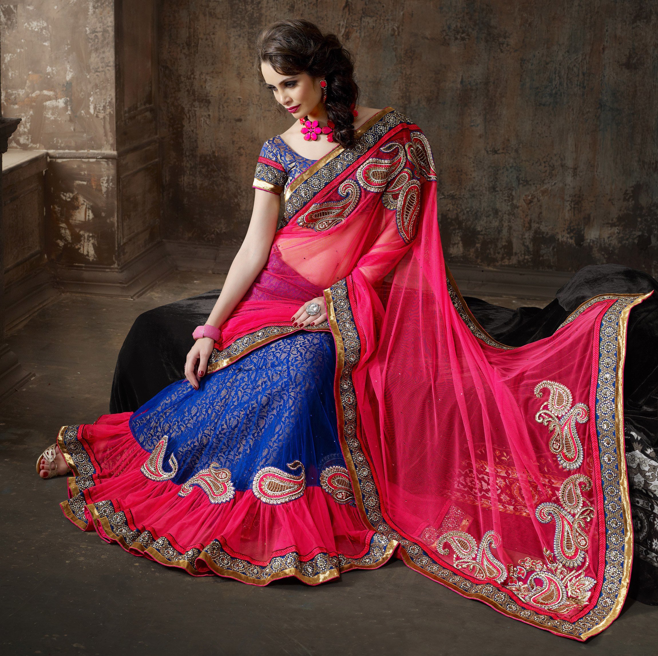 Сари музыка. Традиционные костюмы Индии Сари. Сари одежда в Индии. Сари одежда женщин в Индии. Индийские ткани для Сари.